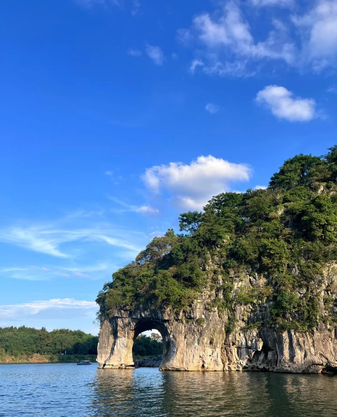 桂林漓江三星游船一日游（8人小团+可自选遇龙河竹筏/蝴蝶泉/银子岩/如意峰/印象刘三姐/桂林千古情）