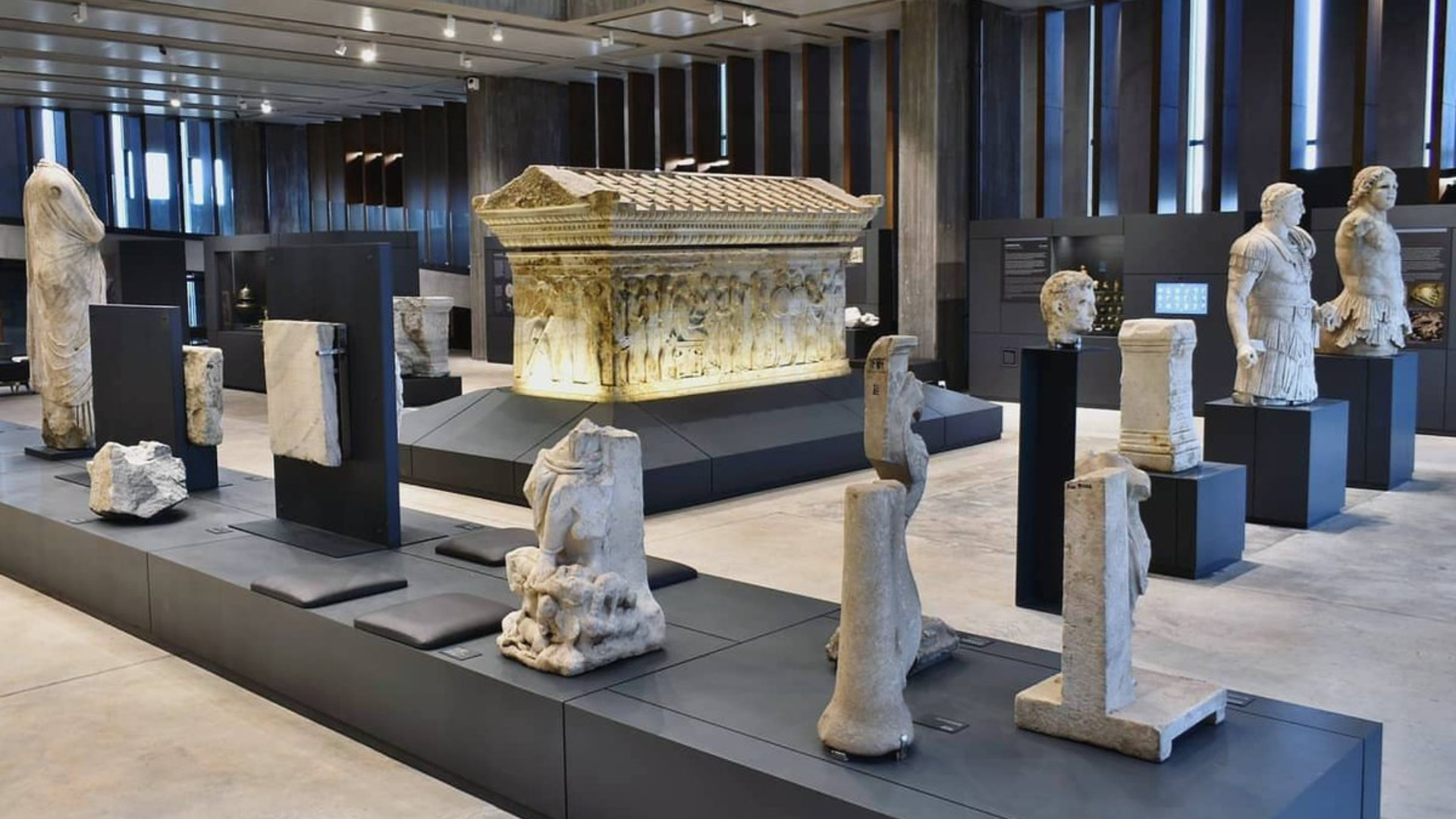 从恰纳卡莱出发，游览特洛伊古城和特洛伊博物馆