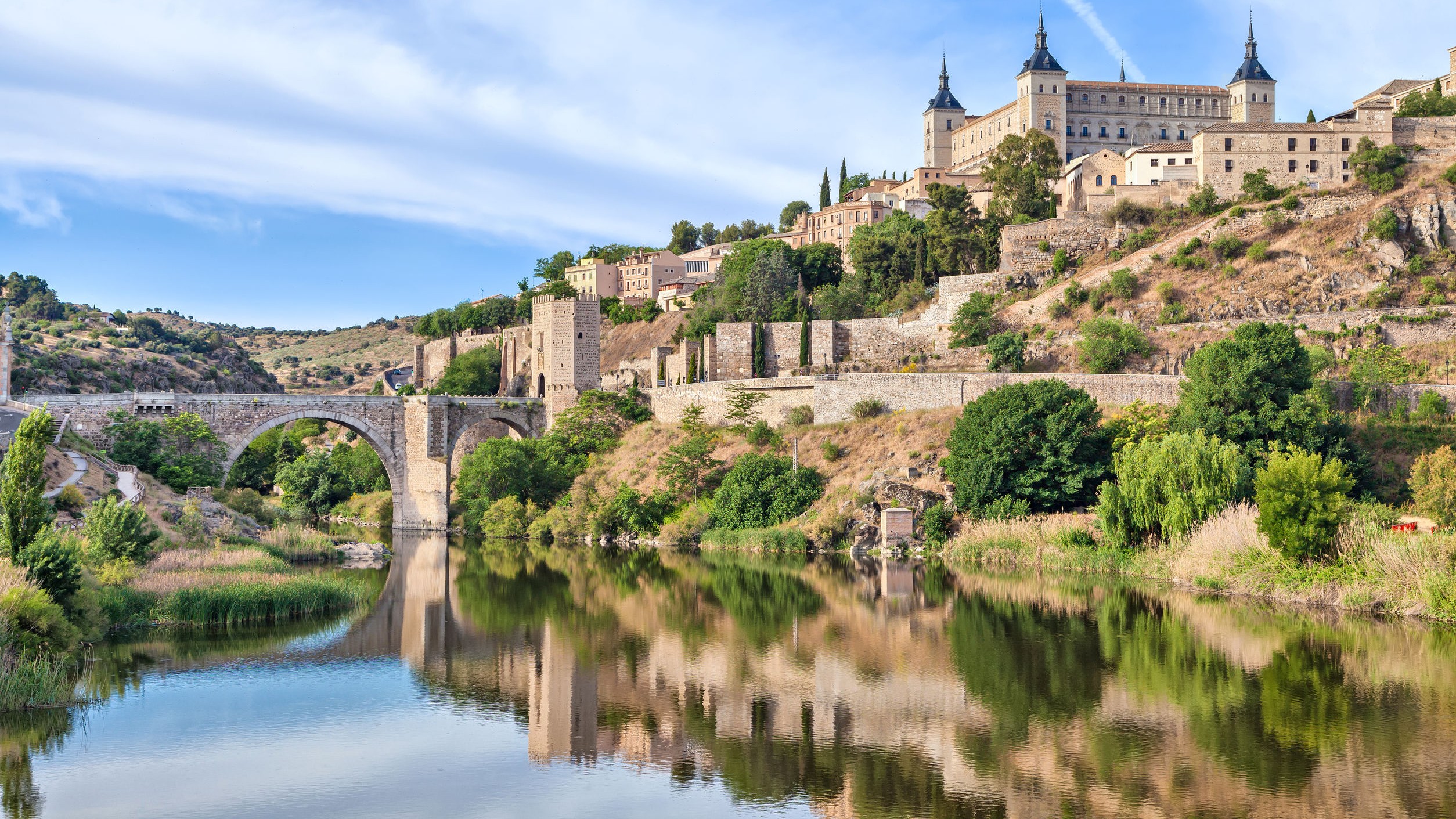 从马德里出发，前往孔苏埃格拉风车村、托莱多和阿尔卡拉德埃纳雷斯一日游
