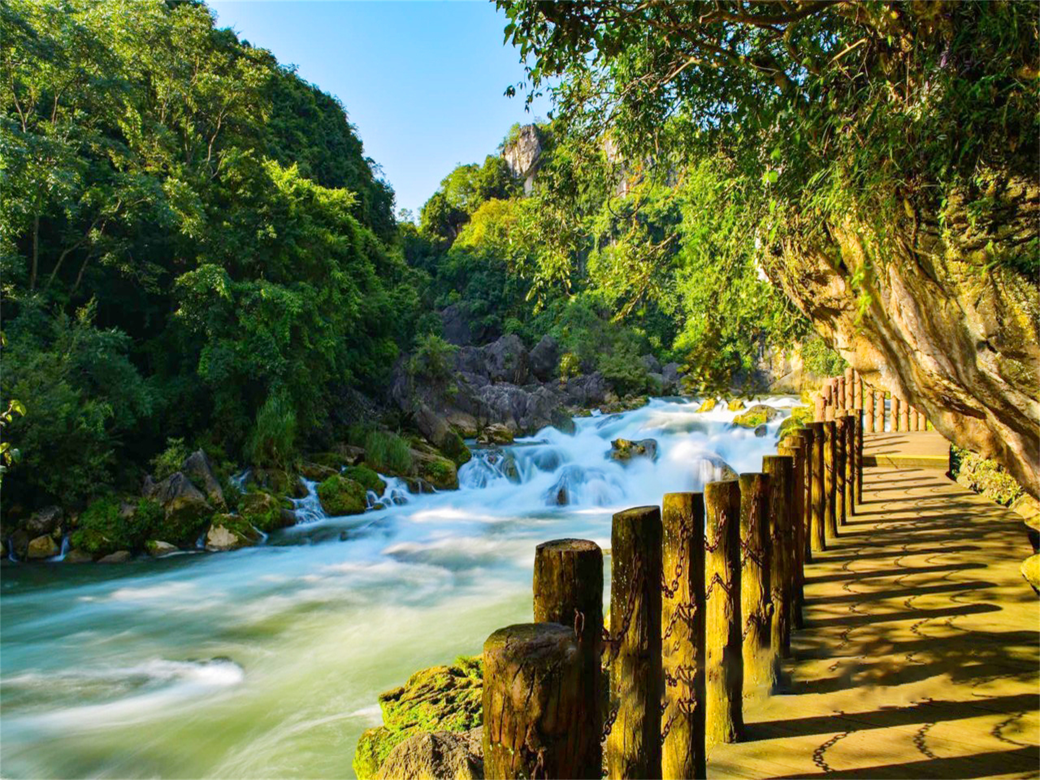 贵州纯美黄小西5日（西江千户苗寨CW旅拍+非遗蜡染活动体验+古法造纸体验+黄果树大瀑布+夜郎谷+荔波大小七孔+青岩古镇）