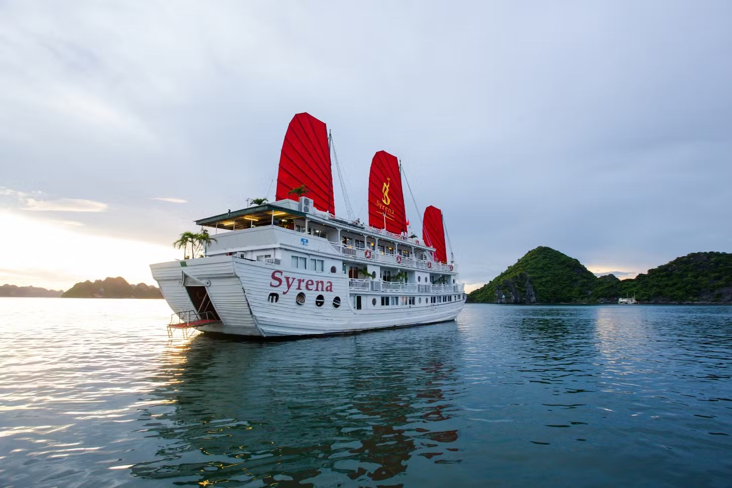 双日游（2天1夜）：乘坐Syrena Cruise号游览下龙湾，探秘天堂岛和惊奇洞