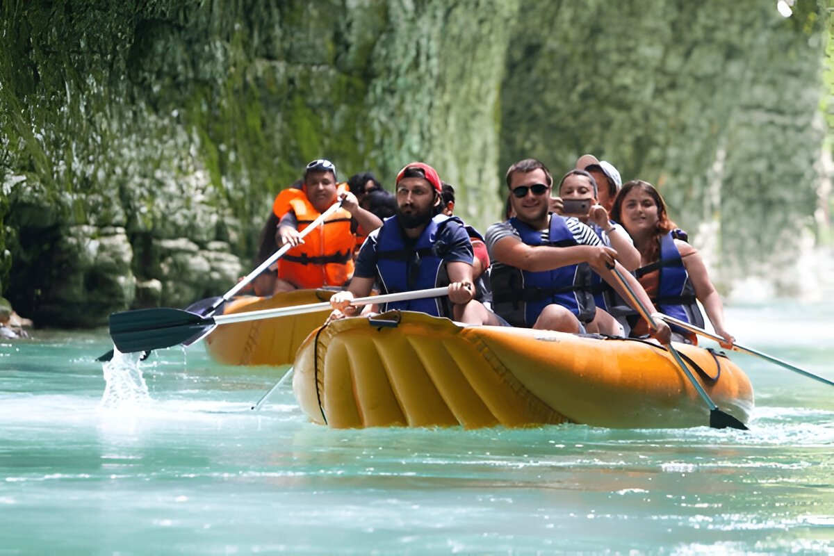 马尔特维利峡谷和普罗米修斯洞穴跟团游