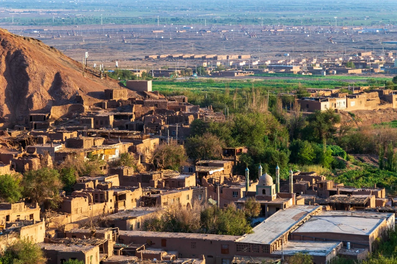 新疆乌鲁木齐出发1日游（吐鲁番吐峪沟麻扎村+柏孜克里克千佛洞+火焰山景区+坎儿井乐园）