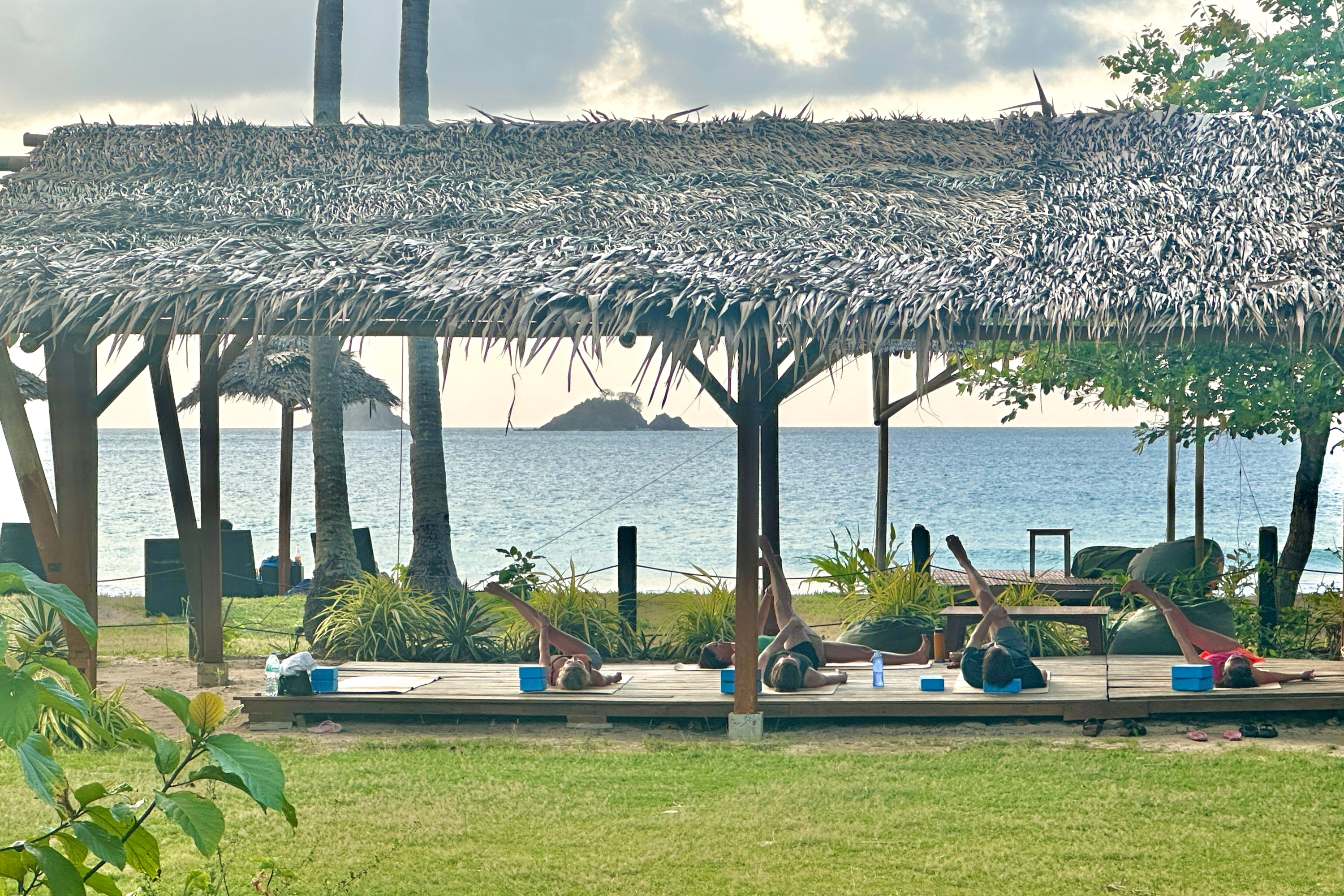 爱可圣地Nacpan海滩海滨瑜伽体验