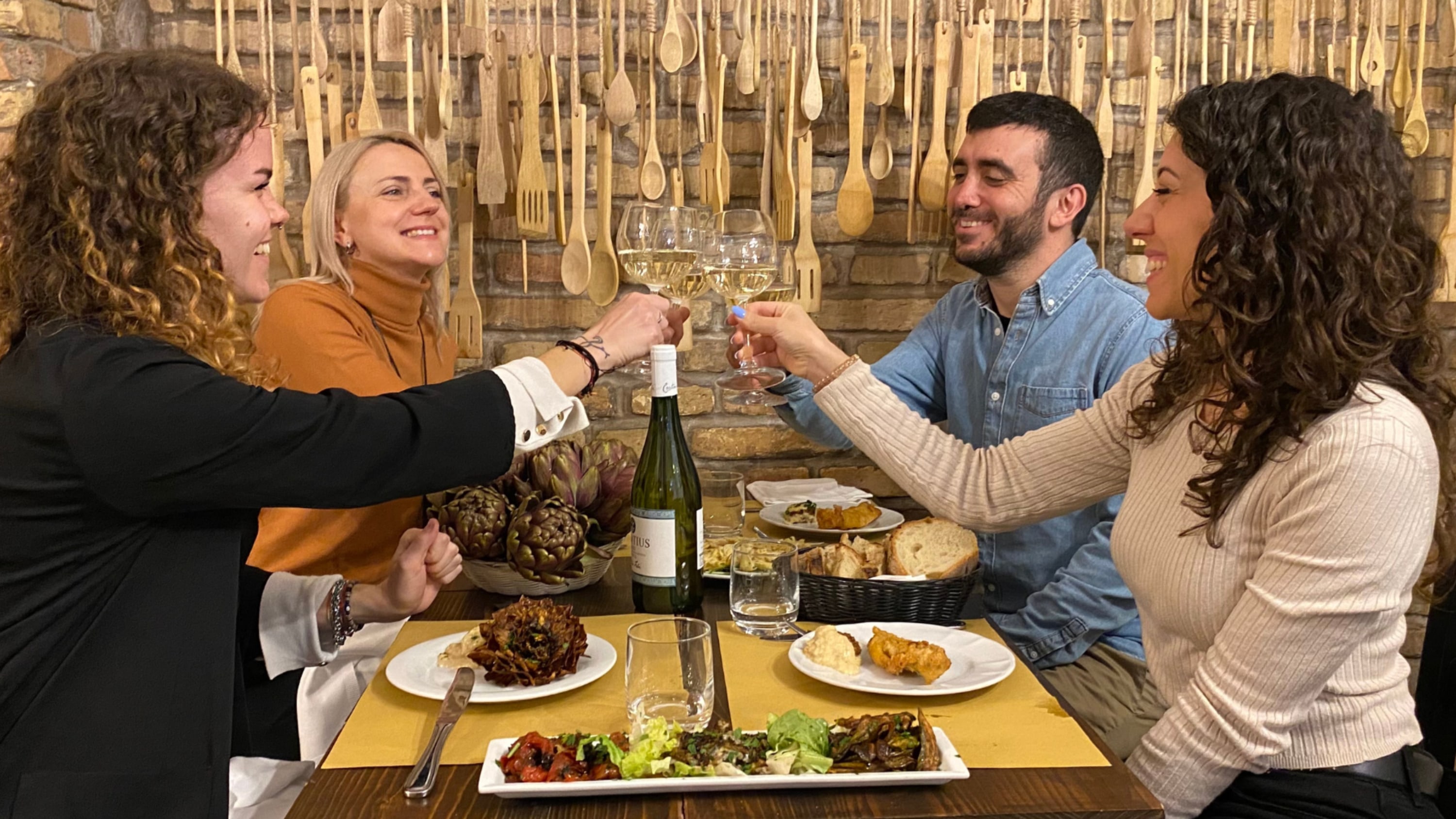 与罗马犹太区当地人一同享用传统风味晚餐