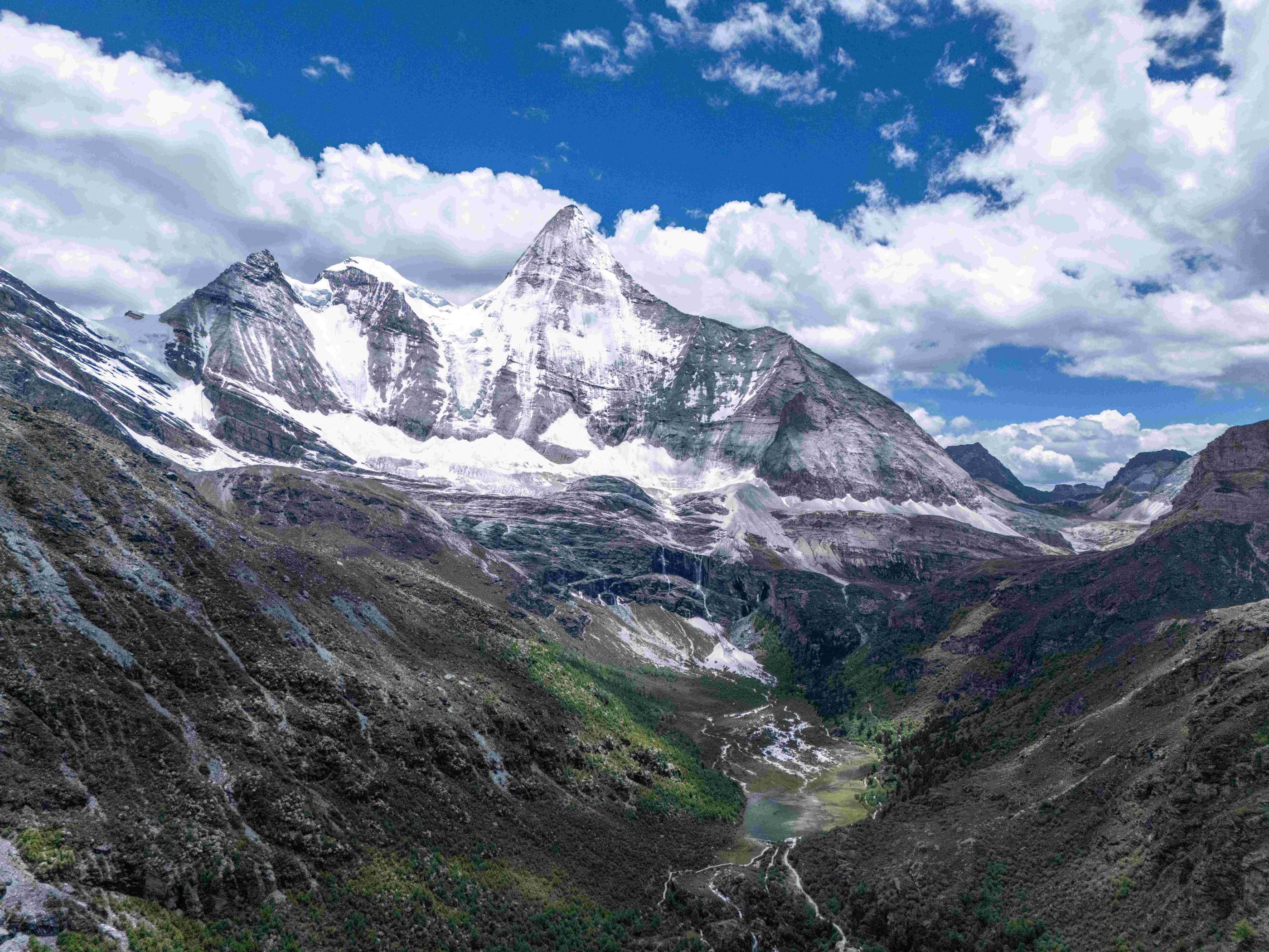 亚丁巡礼·川西环线6日游（单反&无人机旅拍+坦克越野+甘孜+稻城亚丁+理塘+藏装体验+藏式欢迎礼）