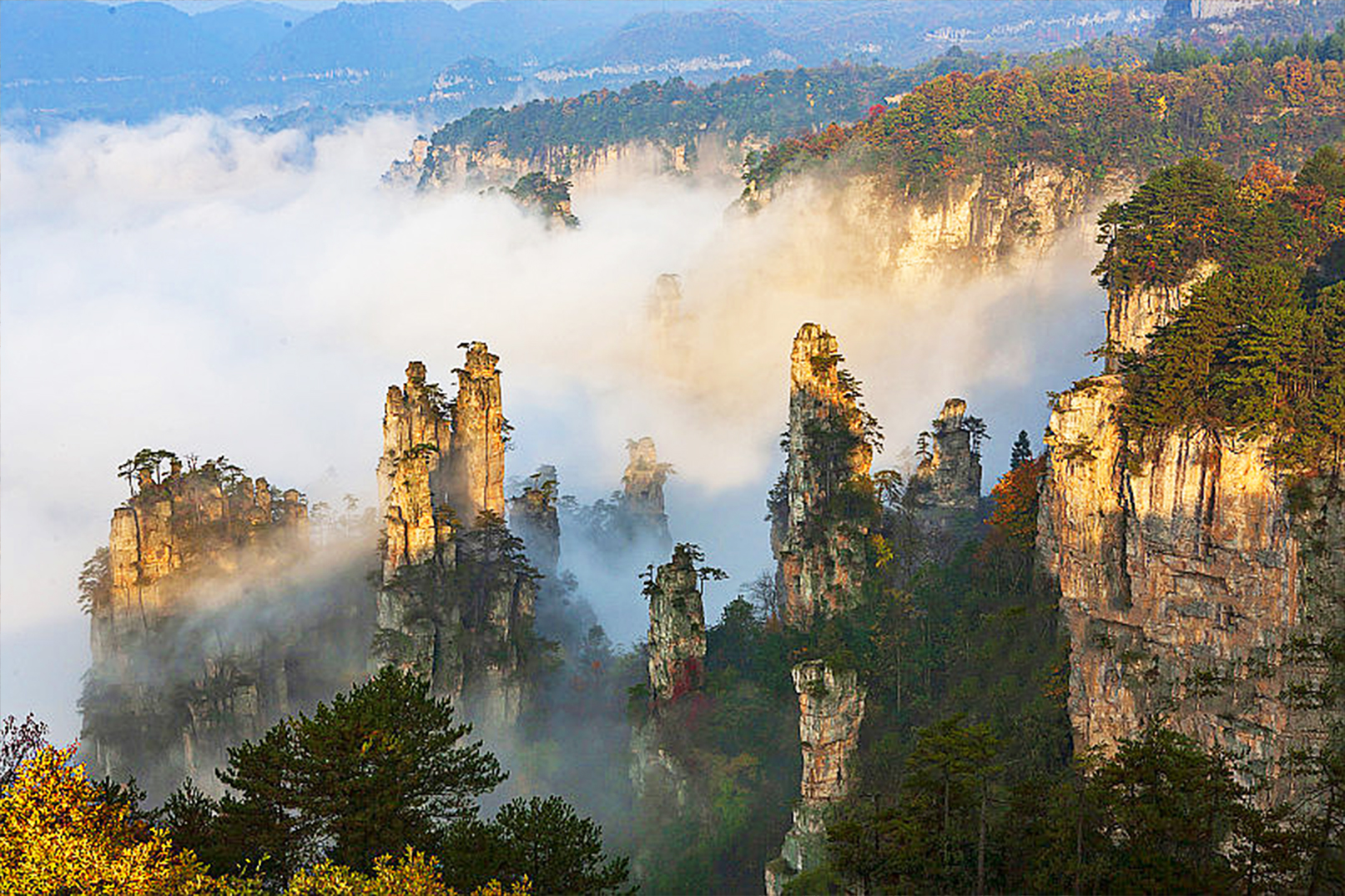 湖南张家界芙蓉镇凤凰古城4日游（含长沙往返高铁票+景区VIP不排队+赠送苗服换装+峰林航拍+围炉煮茶）