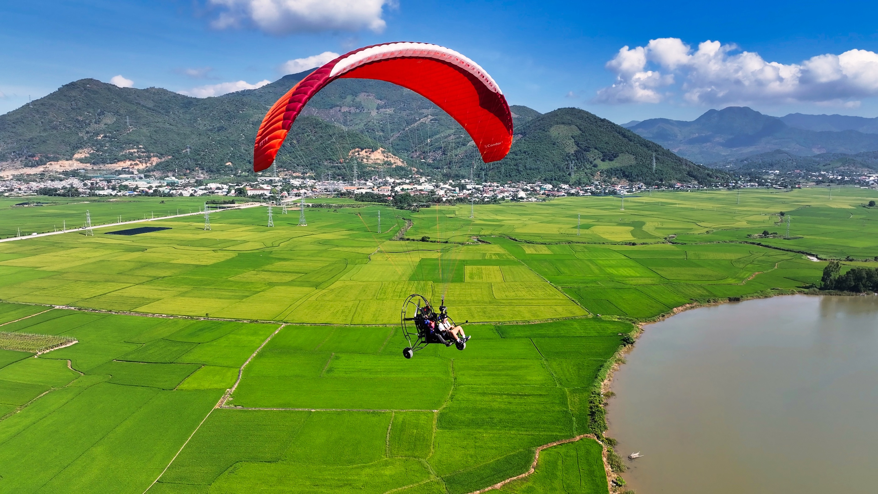 芽庄动力滑翔伞体验