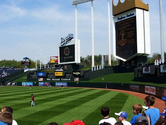 在考夫曼体育场观看堪萨斯城皇家队棒球比赛