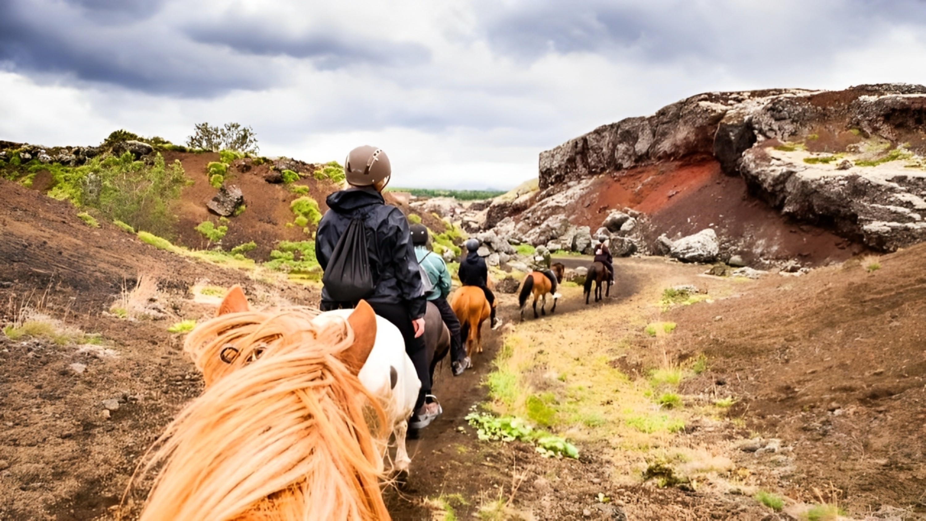 雷克雅未克红岩山骑马体验