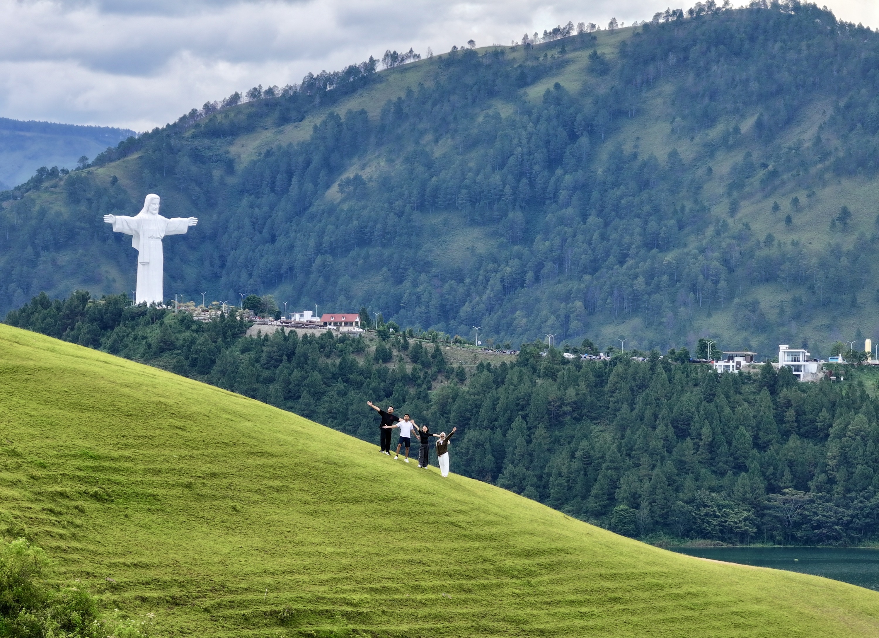 棉兰出发2天1夜鸟羽湖、西比索比索瀑布和贝拉斯塔吉之旅
