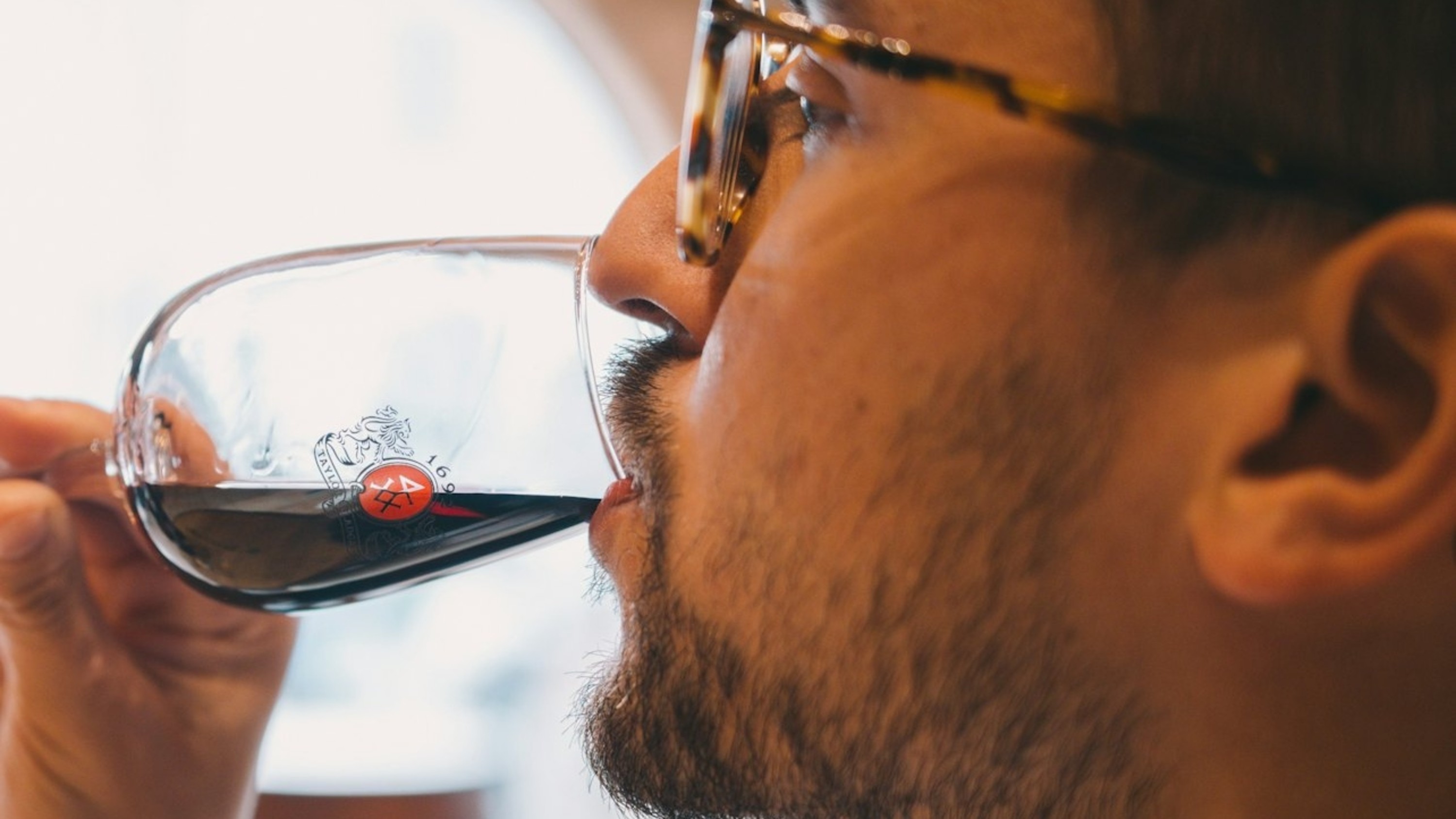 在加亚新城 (Vila Nova de Gaia) 参观酒庄并品尝葡萄酒