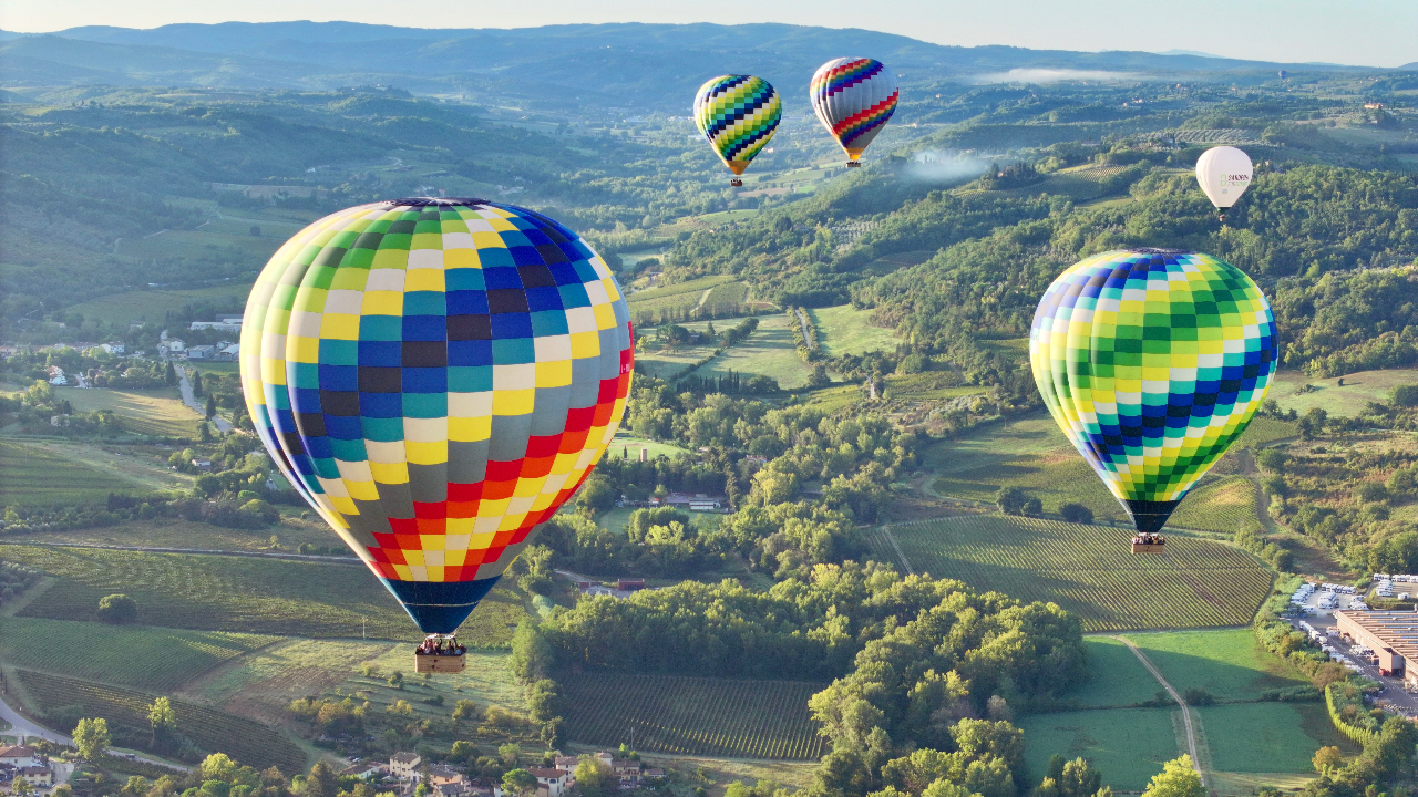 在西恩纳搭乘热气球，享用一杯葡萄酒