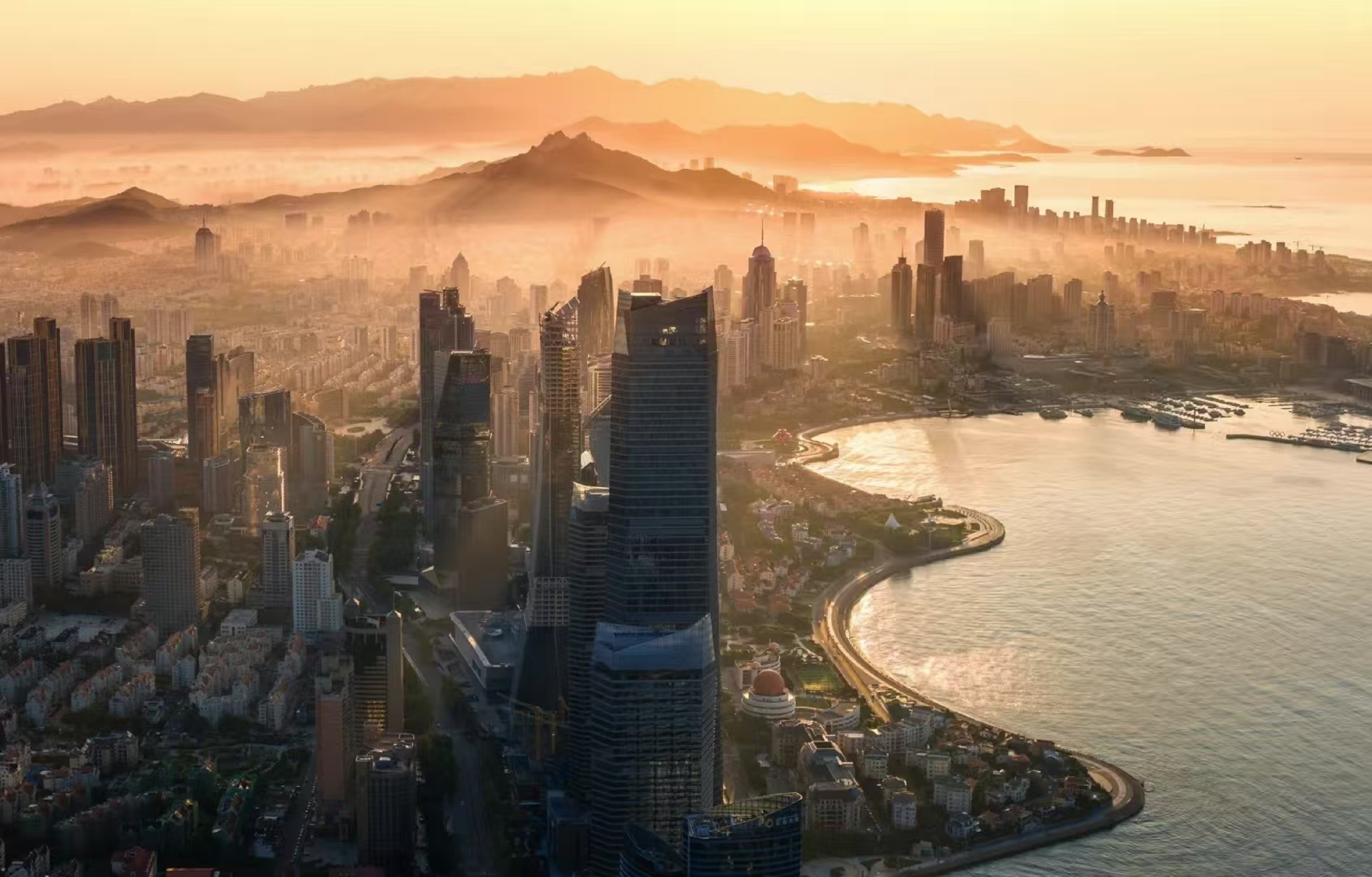 山东青岛市内网红景点一日游&感受海滨城市的独特魅力（探寻栈桥底蕴+领略五四风采+畅游奥帆基地+漫步广兴里+邂逅天主教堂光影与啤酒街烟火）