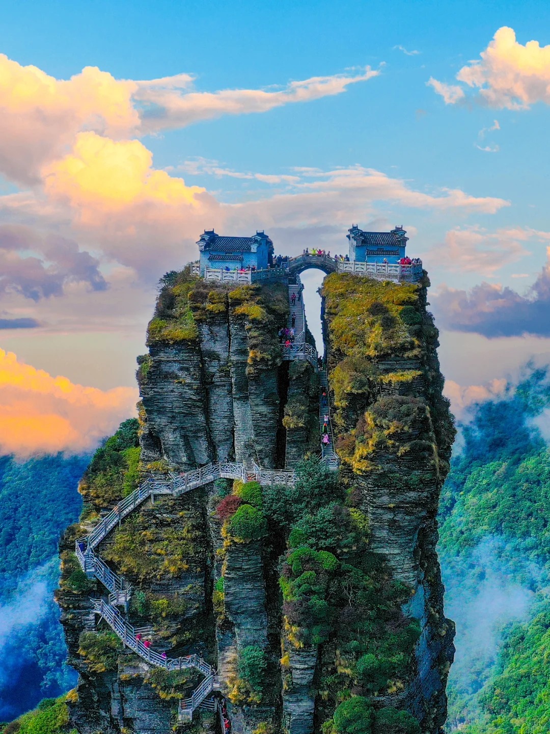 贵州云端贵州4日游（黄果树瀑布+西江苗寨+荔波小七孔+镇远古镇+梵净山）