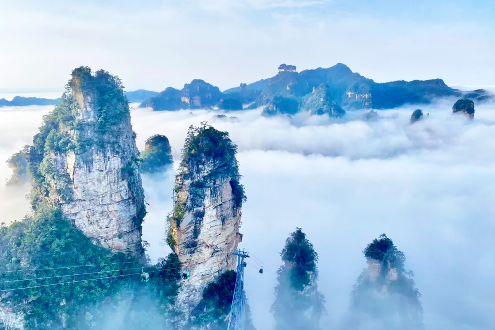 张家界芙蓉镇凤凰古城4日跟团游（景区VIP通道+2-8人小团+深度畅游湘西+峰林航拍+围炉煮茶+苗服换装体验）