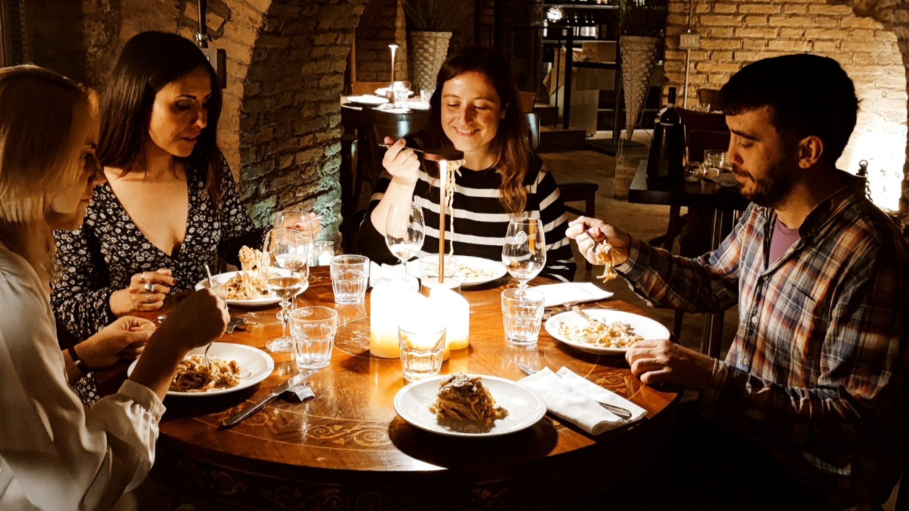 在古罗马洞穴享用烛光晚餐佐葡萄酒品尝