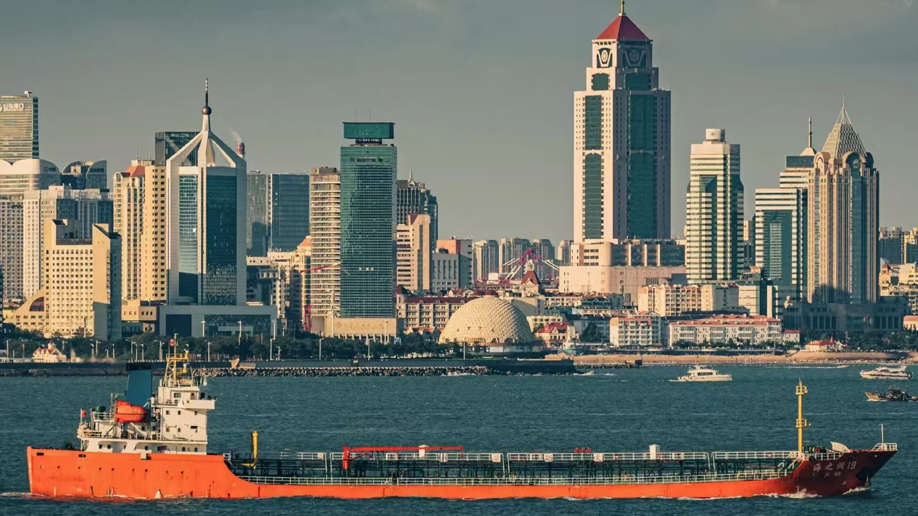 山东青岛邂逅海韵风情&解锁青岛奇幻之旅一日游（穿越“纺织活化石”+探秘海底蛟龙+饱览海上巨龙+醉美亚洲第一滩+漫步海上西湖）