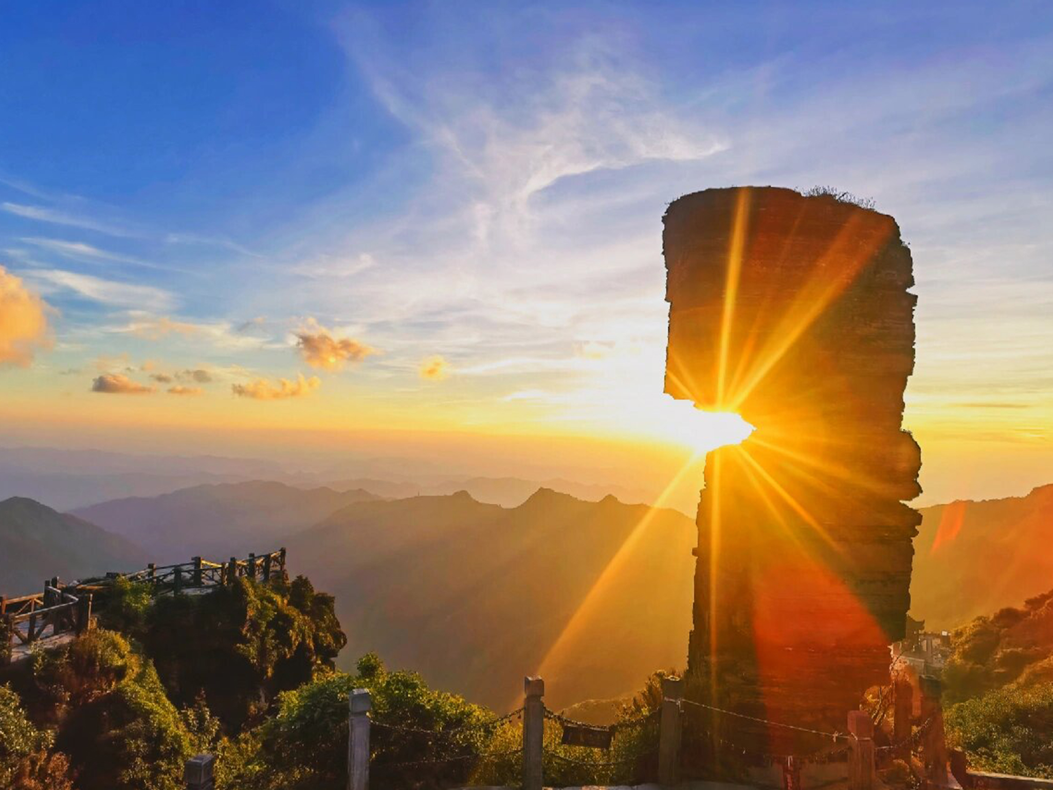 贵州非梵黔贵7日游（西江千户苗寨CW旅拍+非遗蜡染活动体验+古法造纸体验+黄果树大瀑布+荔波小七孔+西江千户苗寨+镇远古镇+梵净山）