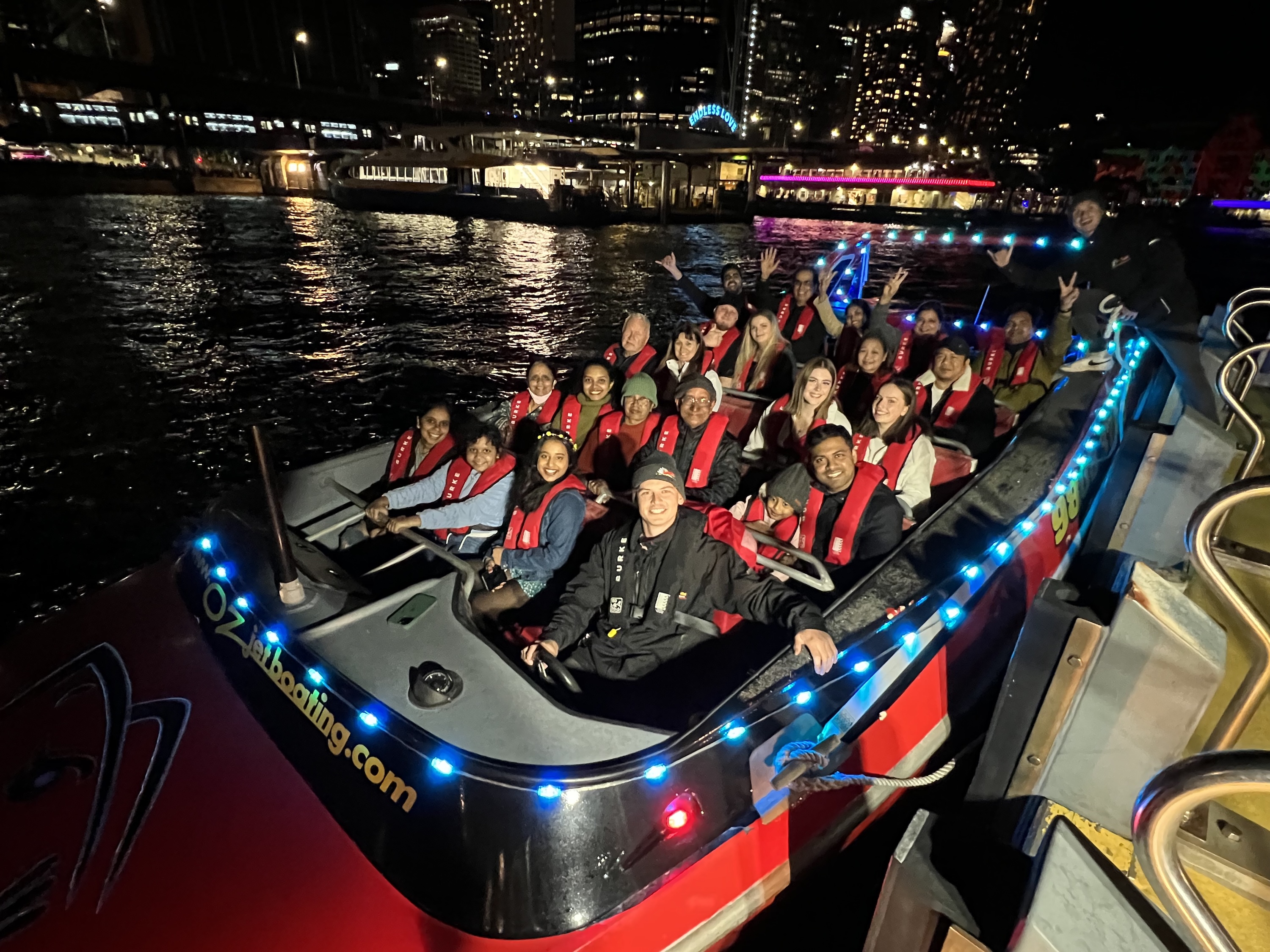 悉尼灯光音乐节游船 + Oz Jet快艇体验