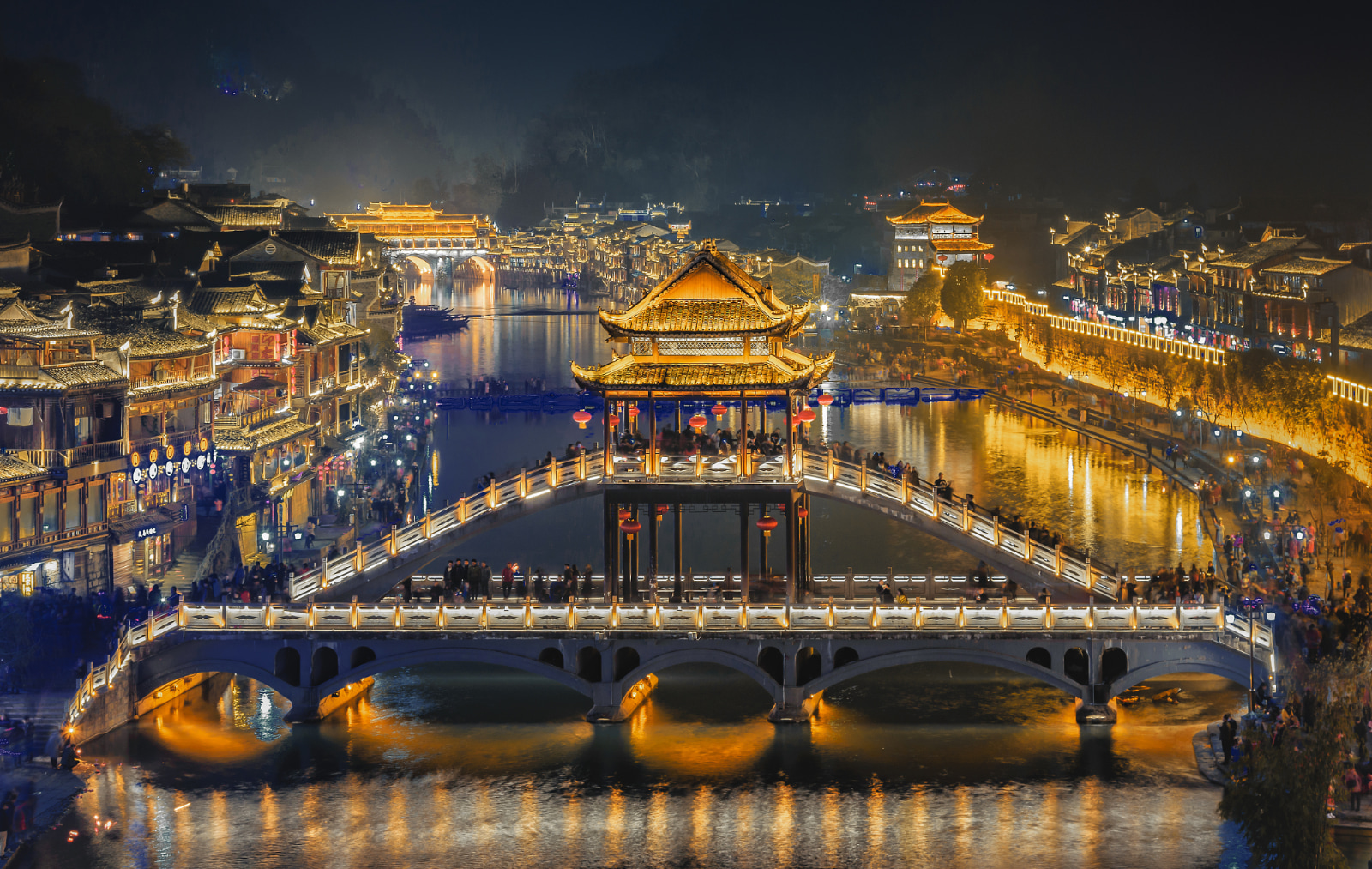 湖南5日深度游（张家界+天门山+长沙+凤凰古城+芙蓉镇+玻璃桥+沱江泛舟+苗服换装+VIP通道+耳麦讲解）