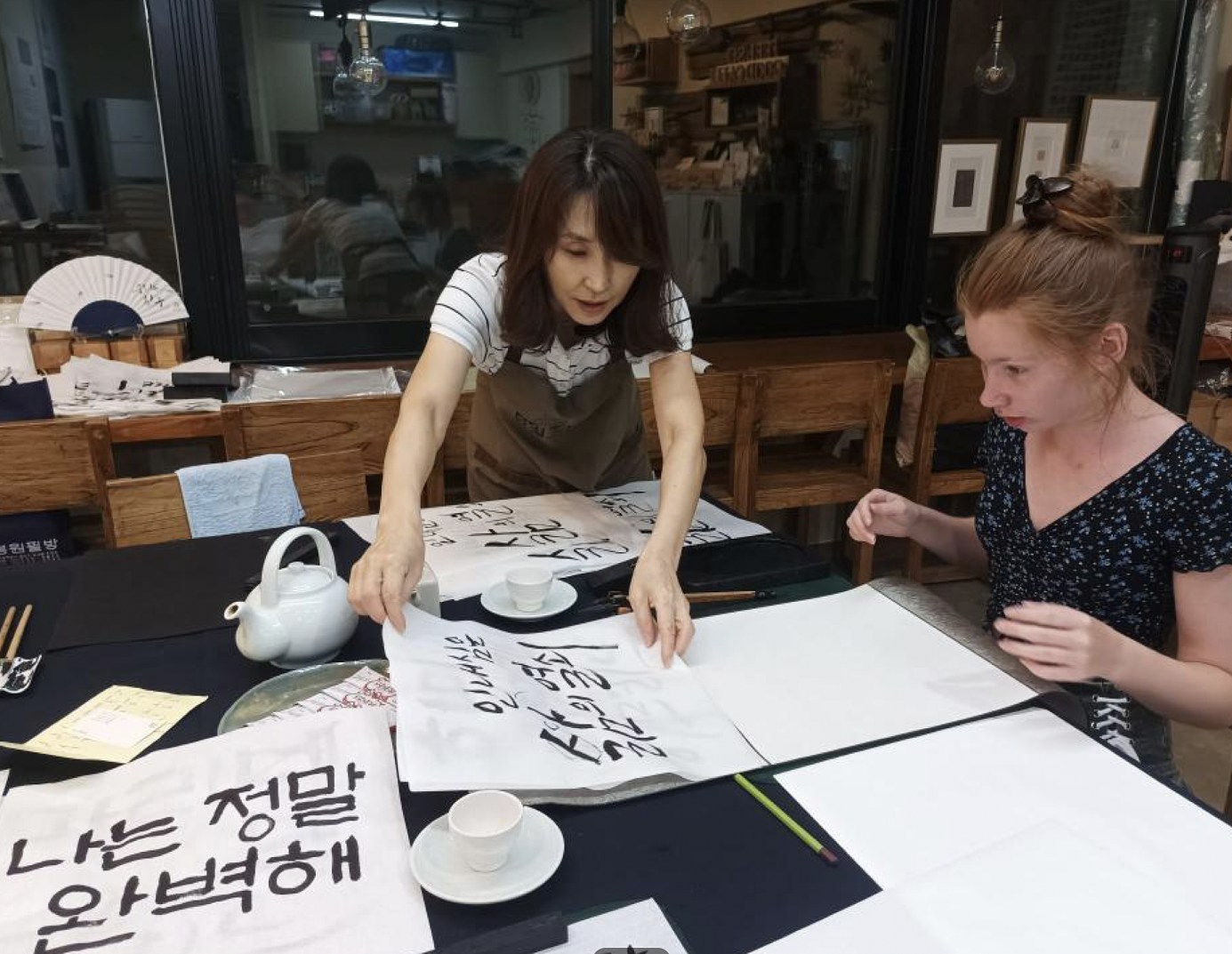 在首尔仁寺洞制作专属书法卷轴