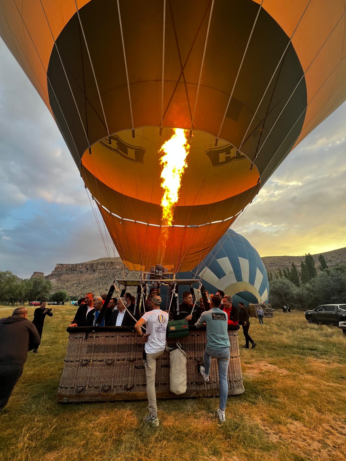 卡帕多西亚伊赫拉拉山谷热气球飞行