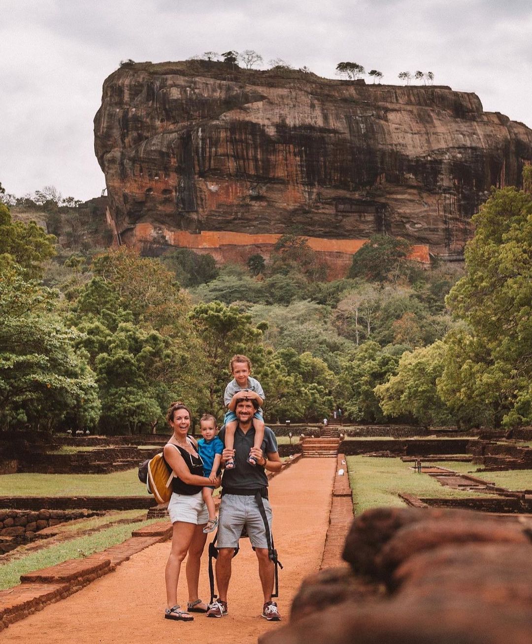 从可伦坡出发前往狮子岩与丹布勒石窟寺私人一日游
