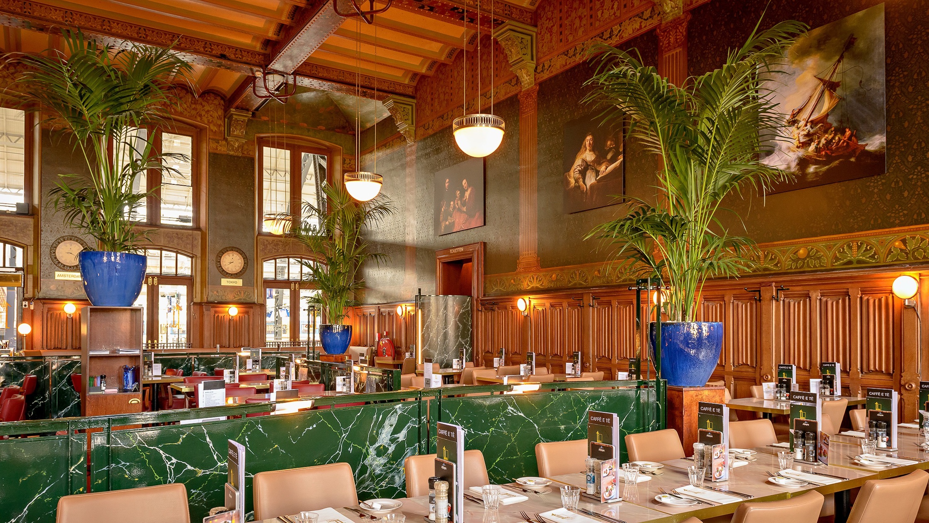 在阿姆斯特丹的历史悠久的一等候车室享用三道菜