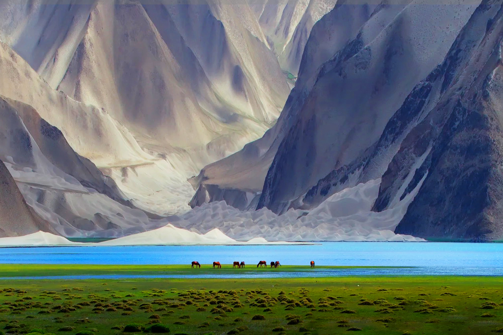 新疆南北疆风华丝绸之路私家10日游（可选英文导游+那拉提草原+天山神秘大峡谷+独库公路+克孜尔千佛洞+沙漠公路+喀什+白沙湖+喀拉库勒）