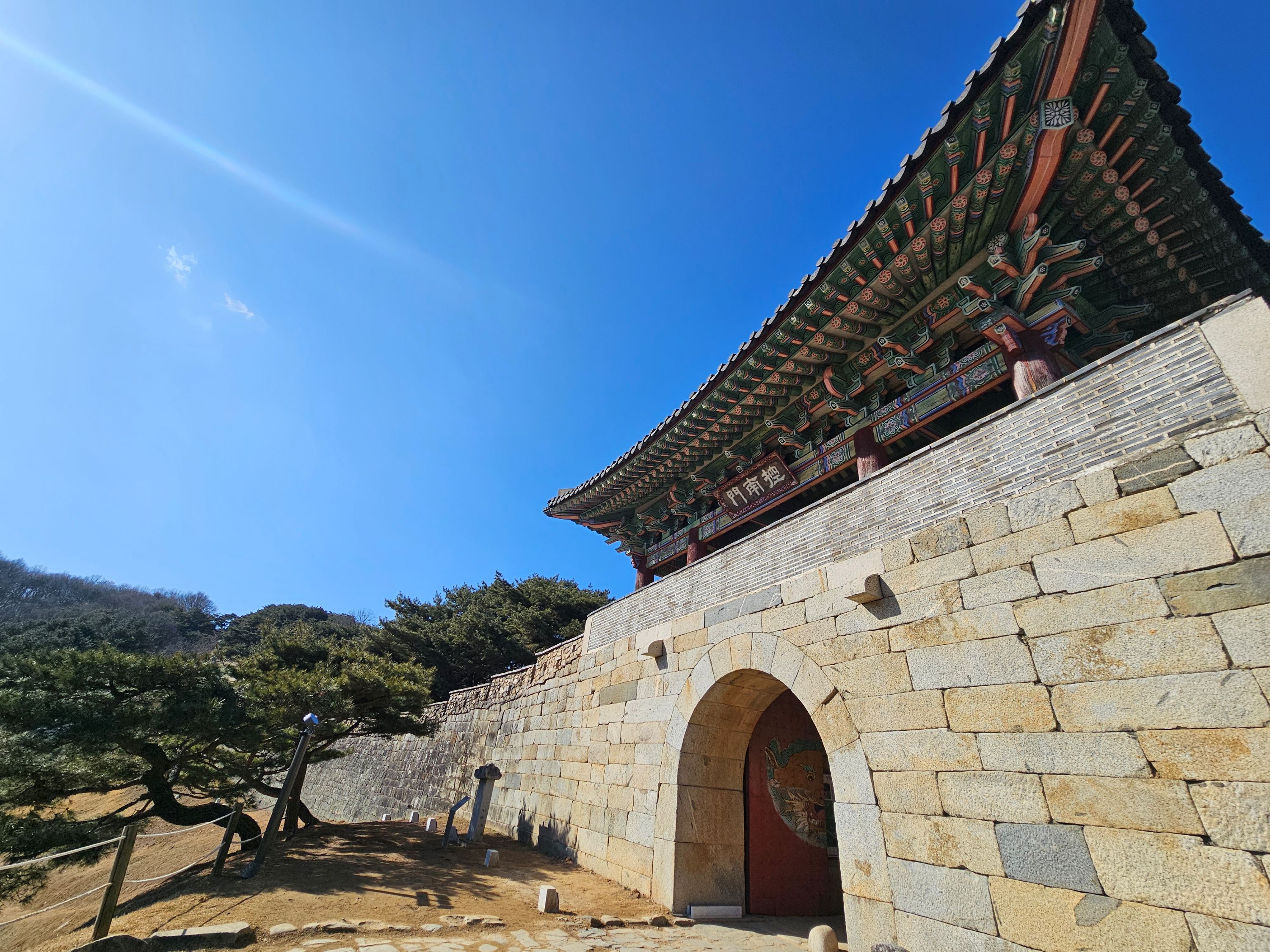 从首尔出发，前往上党山城、法住寺和传统市场的旅游