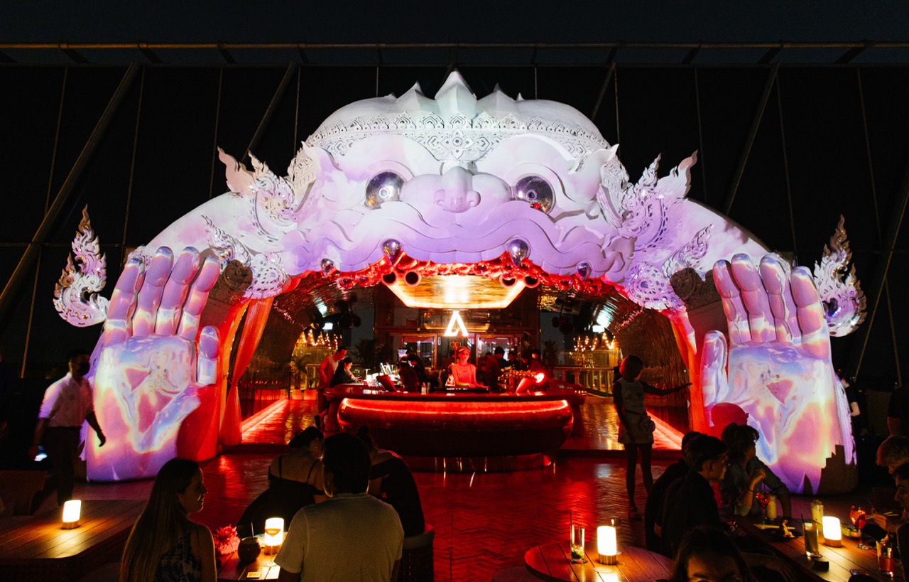 曼谷阿卡拉空中哈努曼酒吧 - 位于One City Center的屋顶酒吧