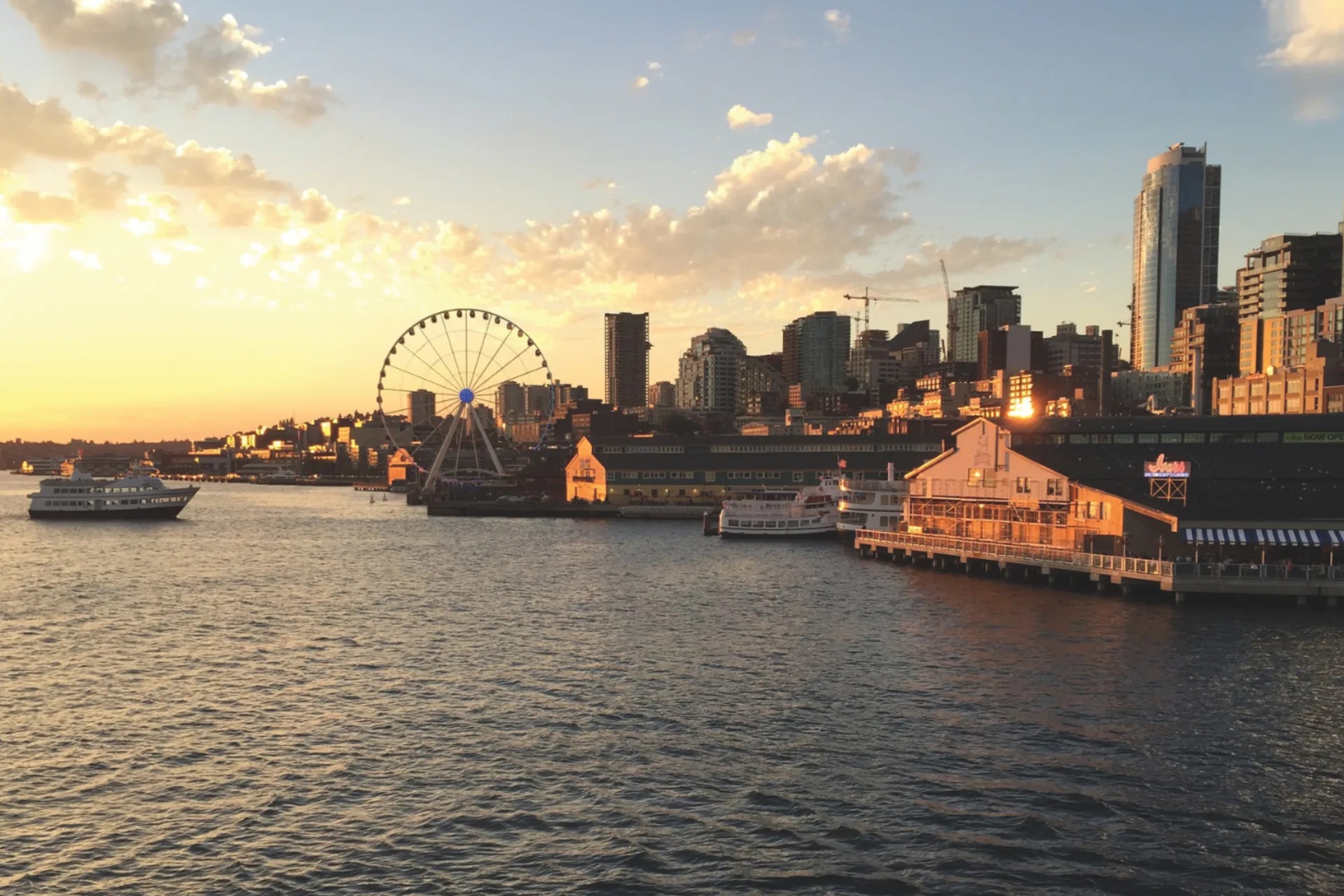 从西雅图滨水区出发的夏季景观游船