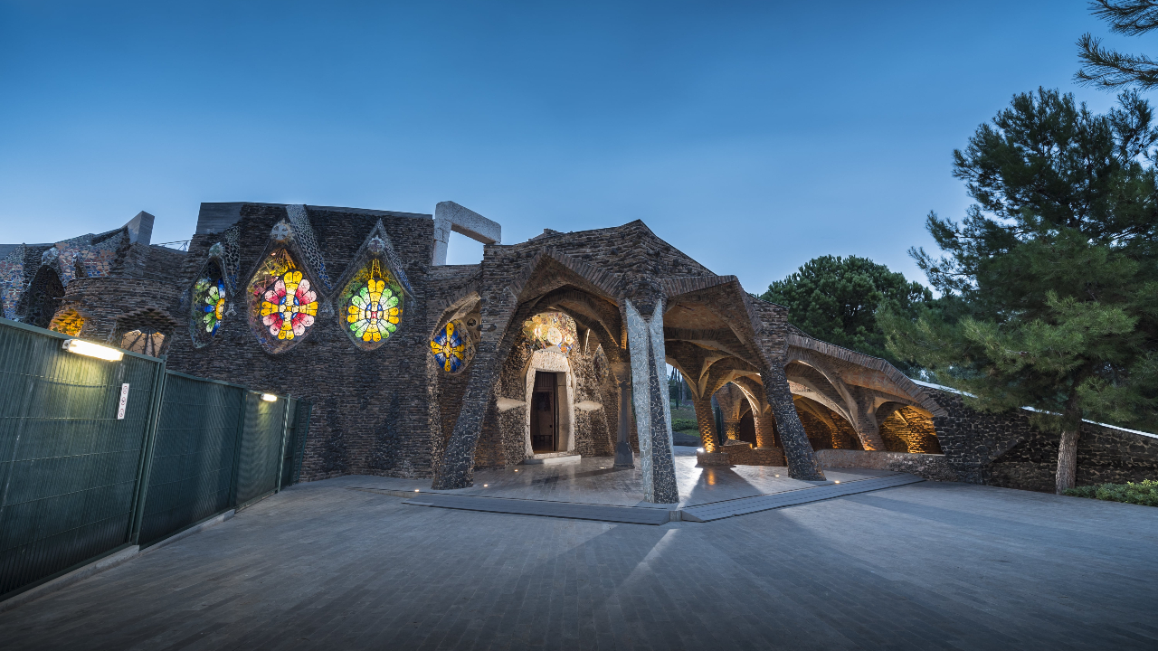 西班牙高迪墓穴和桂尔居住区门票