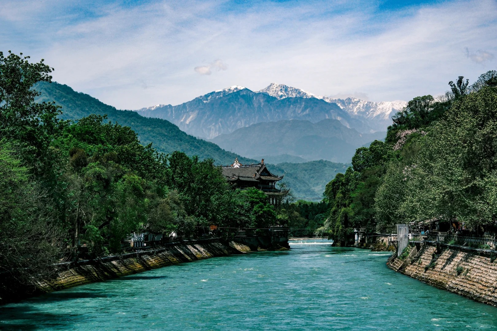 四川都江堰青城山1日纯玩（成都往返+拜水都江堰+问道青城山+探秘中国古代著名水利工程+中国道教名山+山水美景+特色川菜）