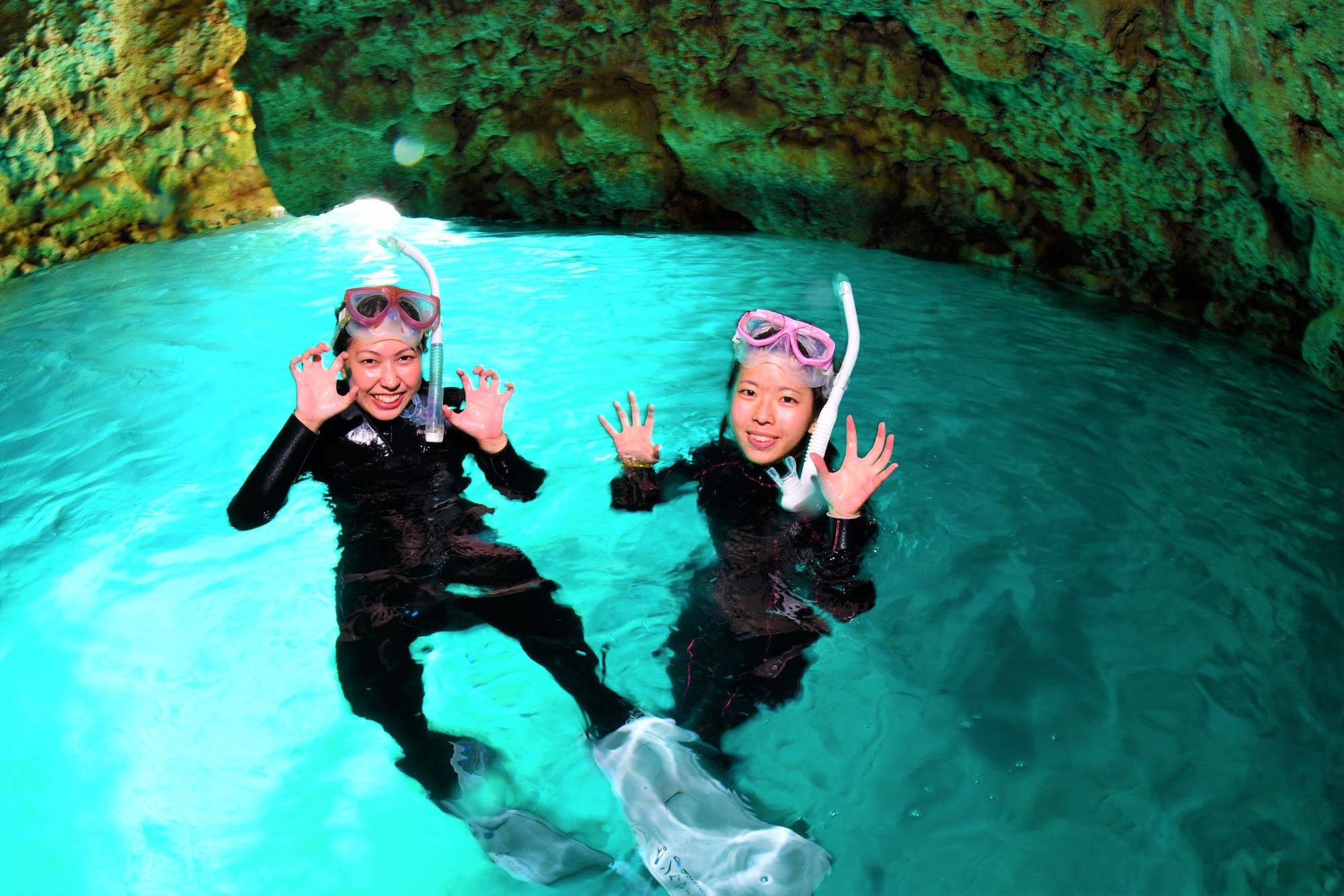 恩纳村青之洞窟潜水和浮潜（乘船路线）（无限量照片和视频、免费停车和淋浴）