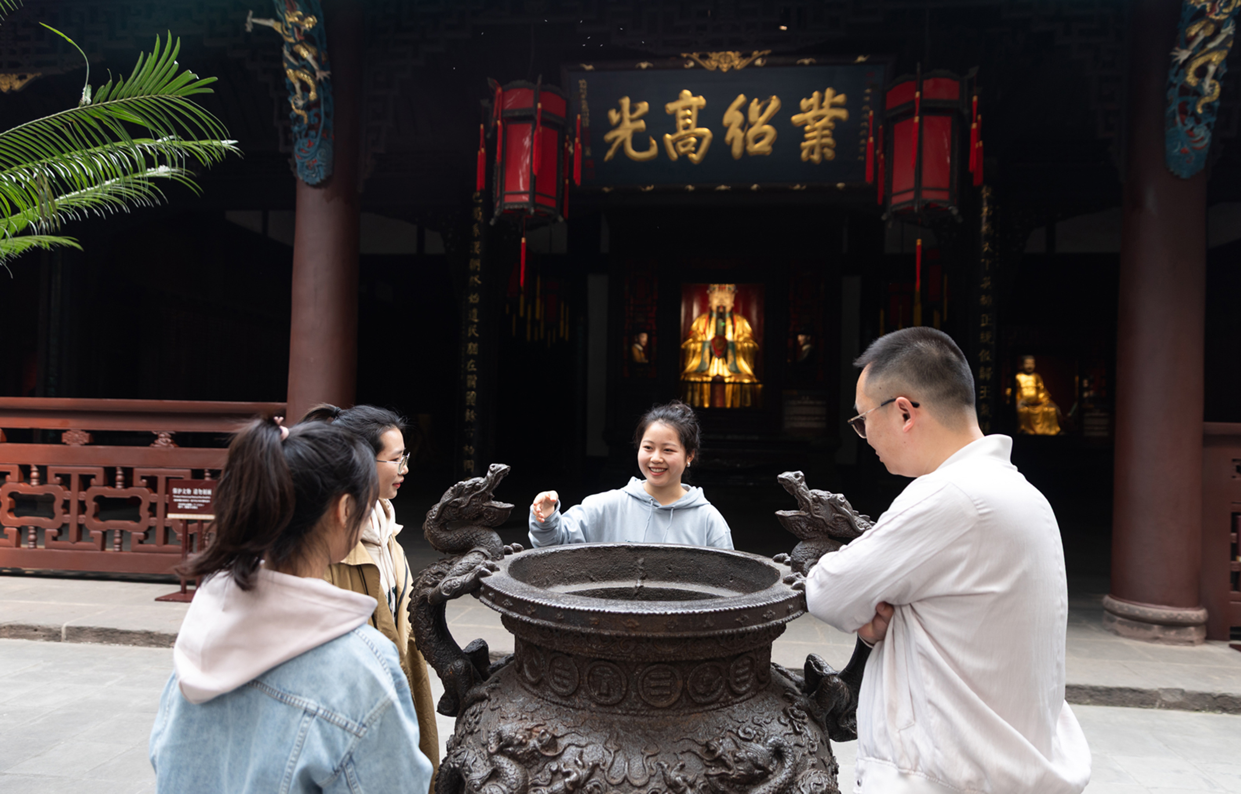 四川成都大熊猫基地+武侯祠 中高级导游私享沉浸感带玩 一日游