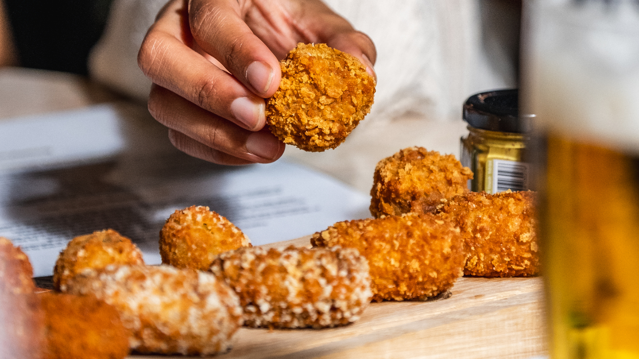 阿姆斯特丹荷兰苦丸和炸肉饼品尝