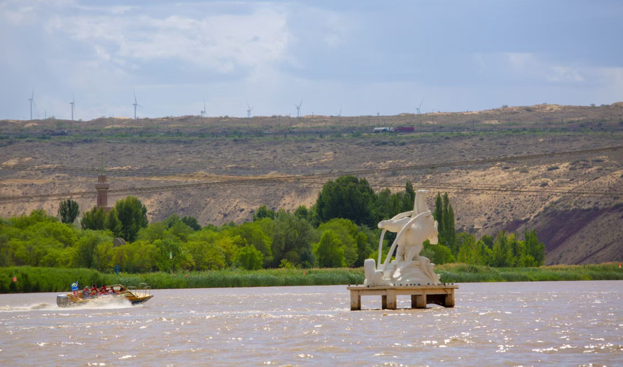 宁夏趣游拼团5日游（贺兰山岩画+镇北堡西部影城+漫葡看见贺兰沉浸式演绎小镇+西夏陵+腾格里沙漠+水洞沟）