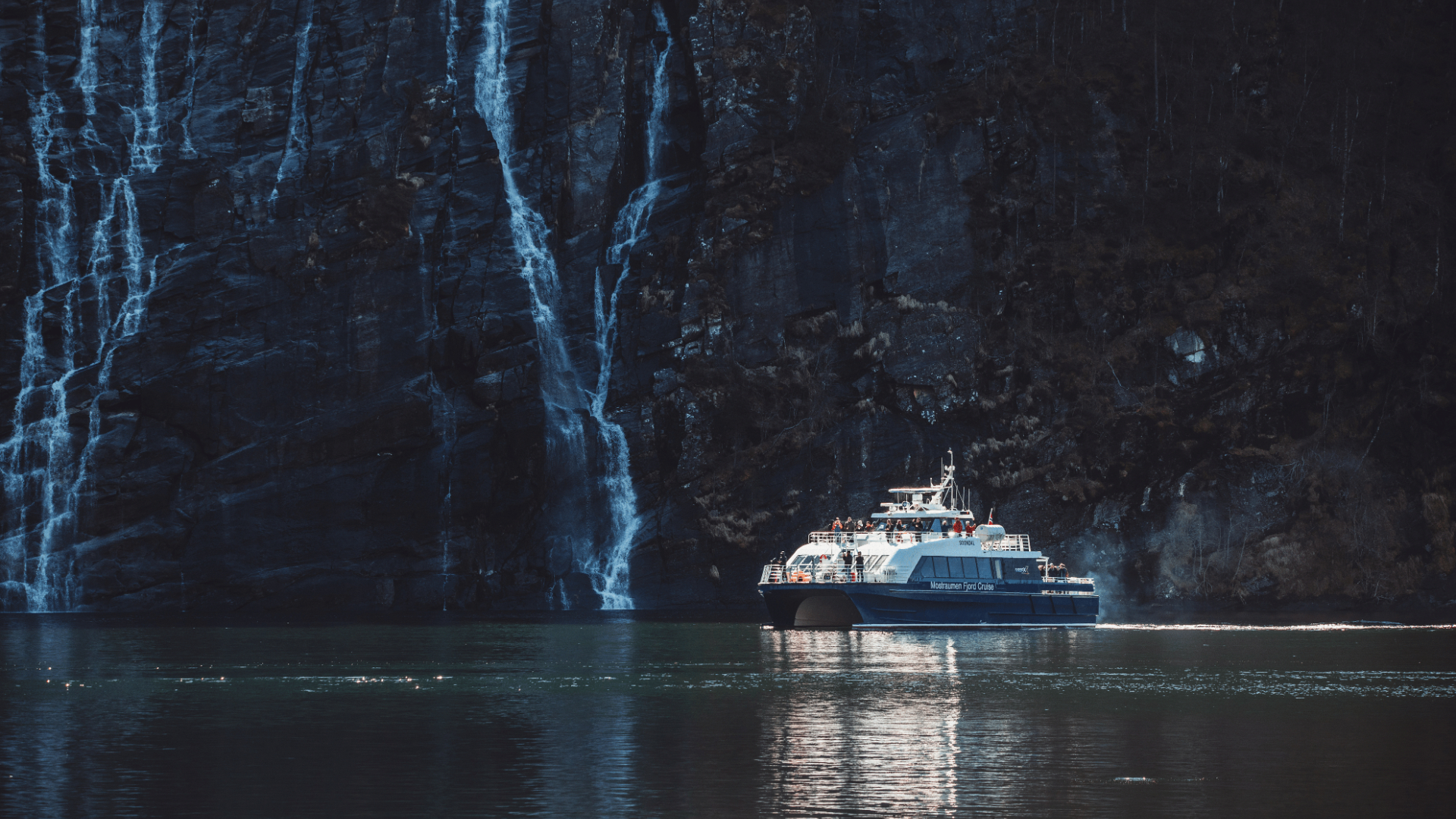 从卑尔根出发的莫斯特拉乌门峡湾游船之旅