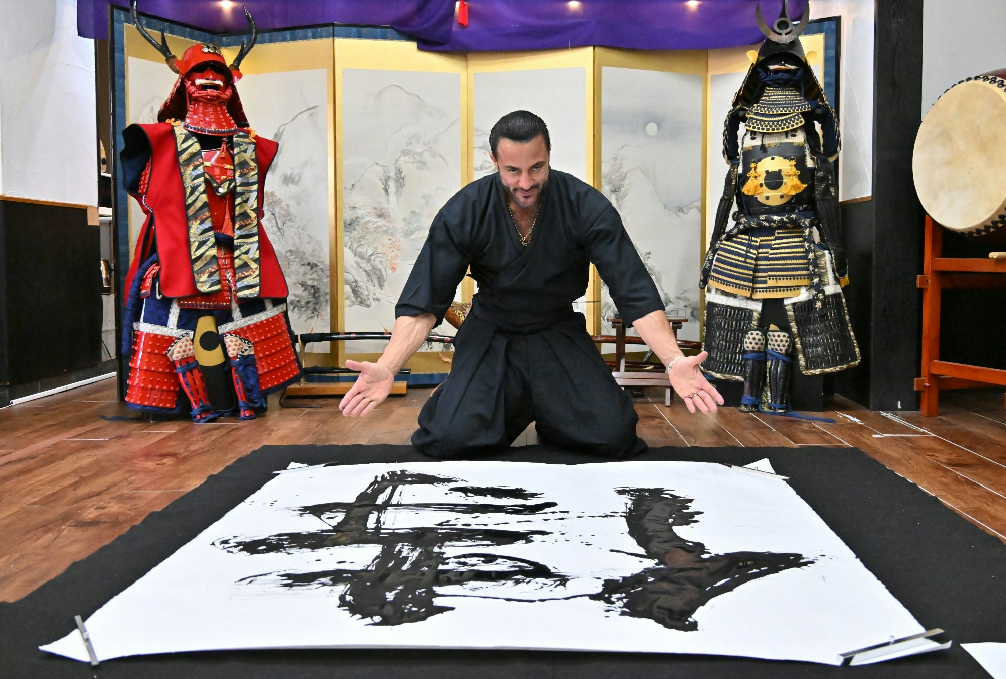 在大阪学习武士道和禅宗的武士书法