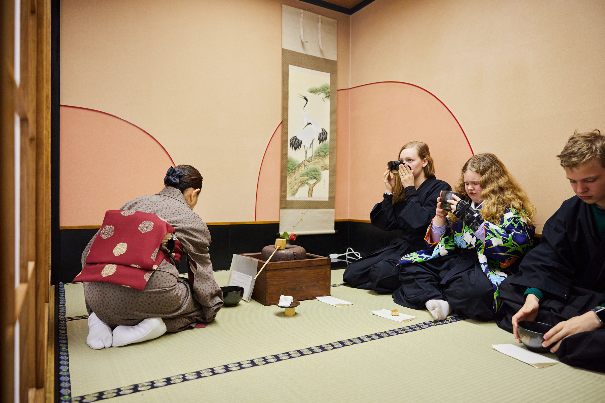 身着和服体验禅意茶道和毛笔制作课程