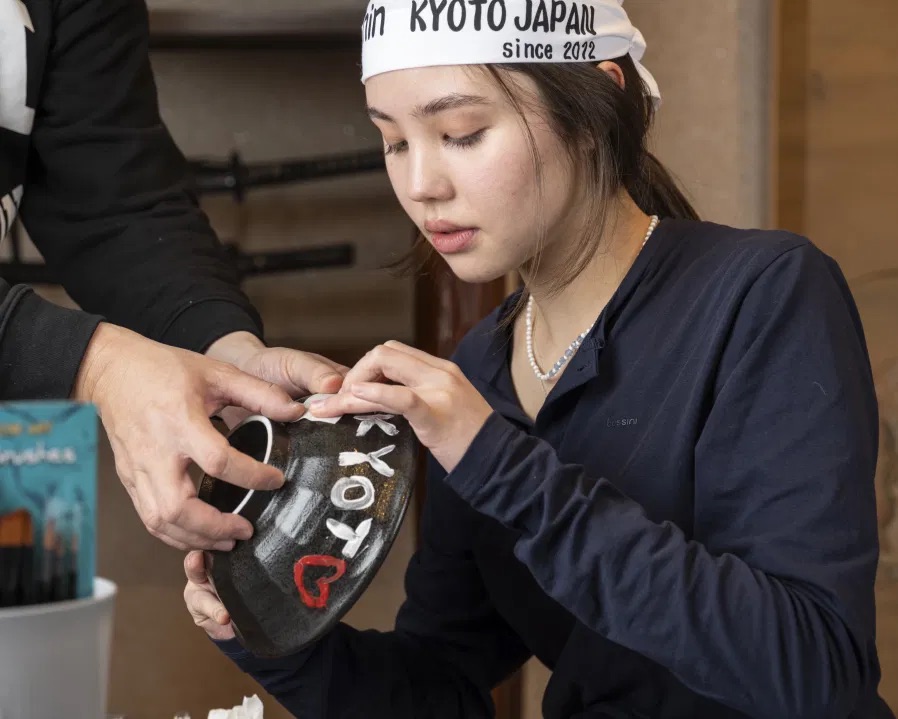 在京都祇园绘制拉面碗并学习烹饪拉面