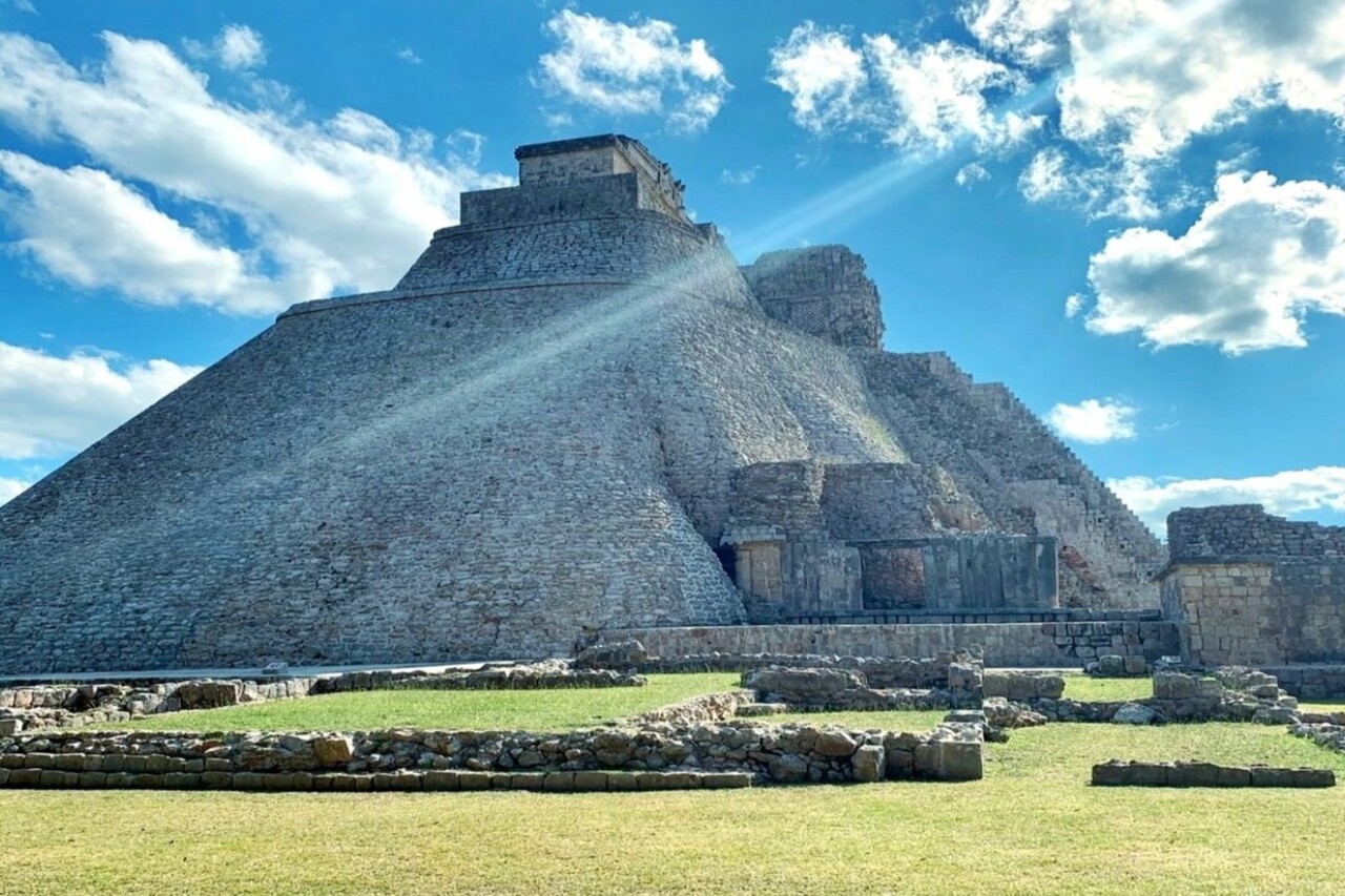 从梅里达出发：乌斯马尔、卡巴赫和天然井导览游，含午餐