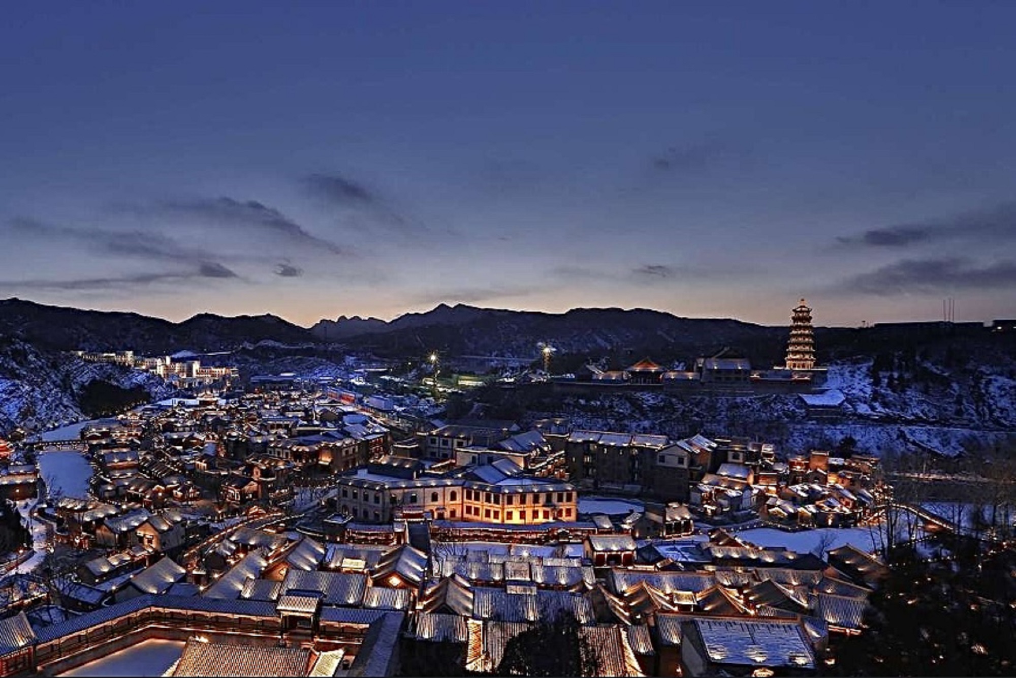 北京密云古北水镇+长城音乐水舞秀+山顶教堂观景1日游【多行程可选】长城下水镇温泉之旅/司马台长城独家含缆车/乘船游览观景/夜游司马台长城