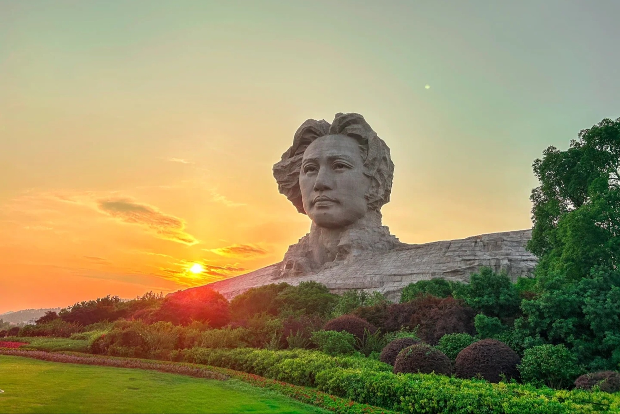 网红湖南长沙+红色韶山精致小团2日游（岳麓书院+火宫殿+湖南博物馆+橘子洲+岳麓山+毛泽东广场+南岸私塾+赠送茶颜悦色+长沙往返）