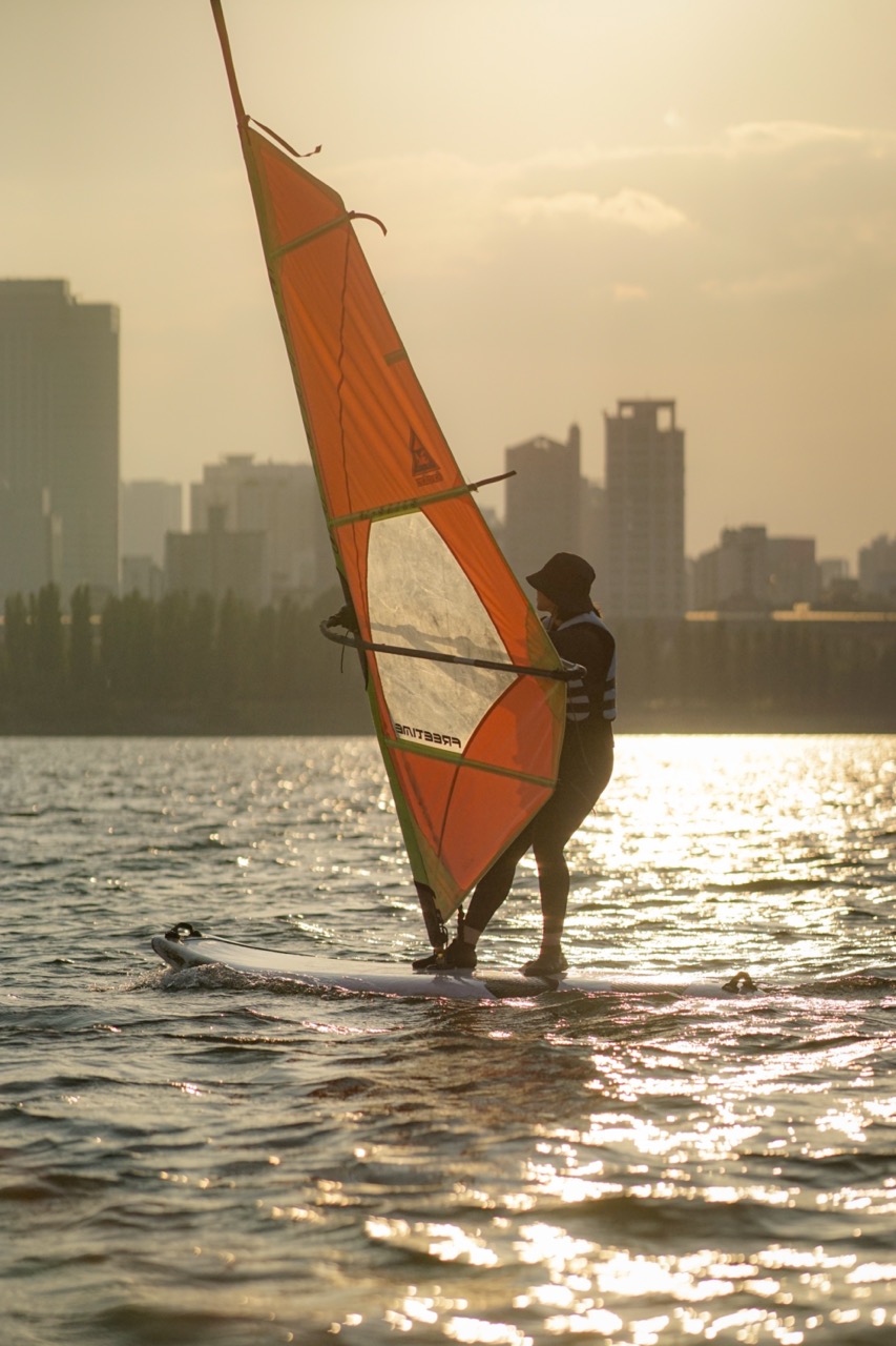 在首尔汉江体验风帆冲浪