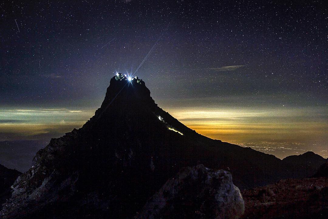 从棉兰出发攀登锡纳朋火山欣赏日出