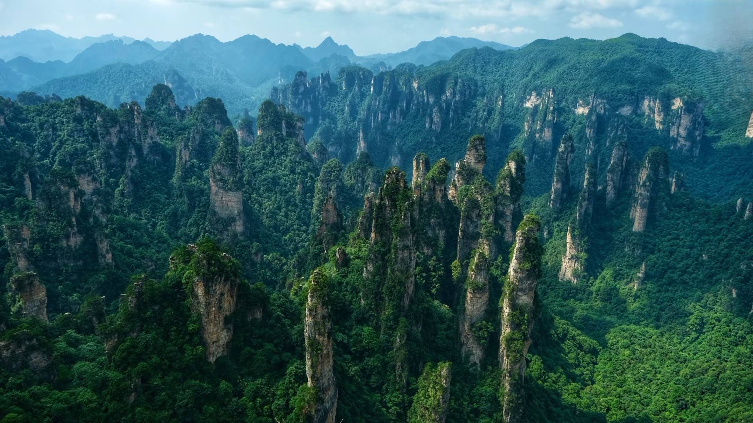 张家界乐享4日游（精品四钻酒店+VIP通道+8人小团+森林公园+天子山+袁家界+阿凡达同款+百米天梯+黄龙洞+天门山打卡+魅力湘西表演）