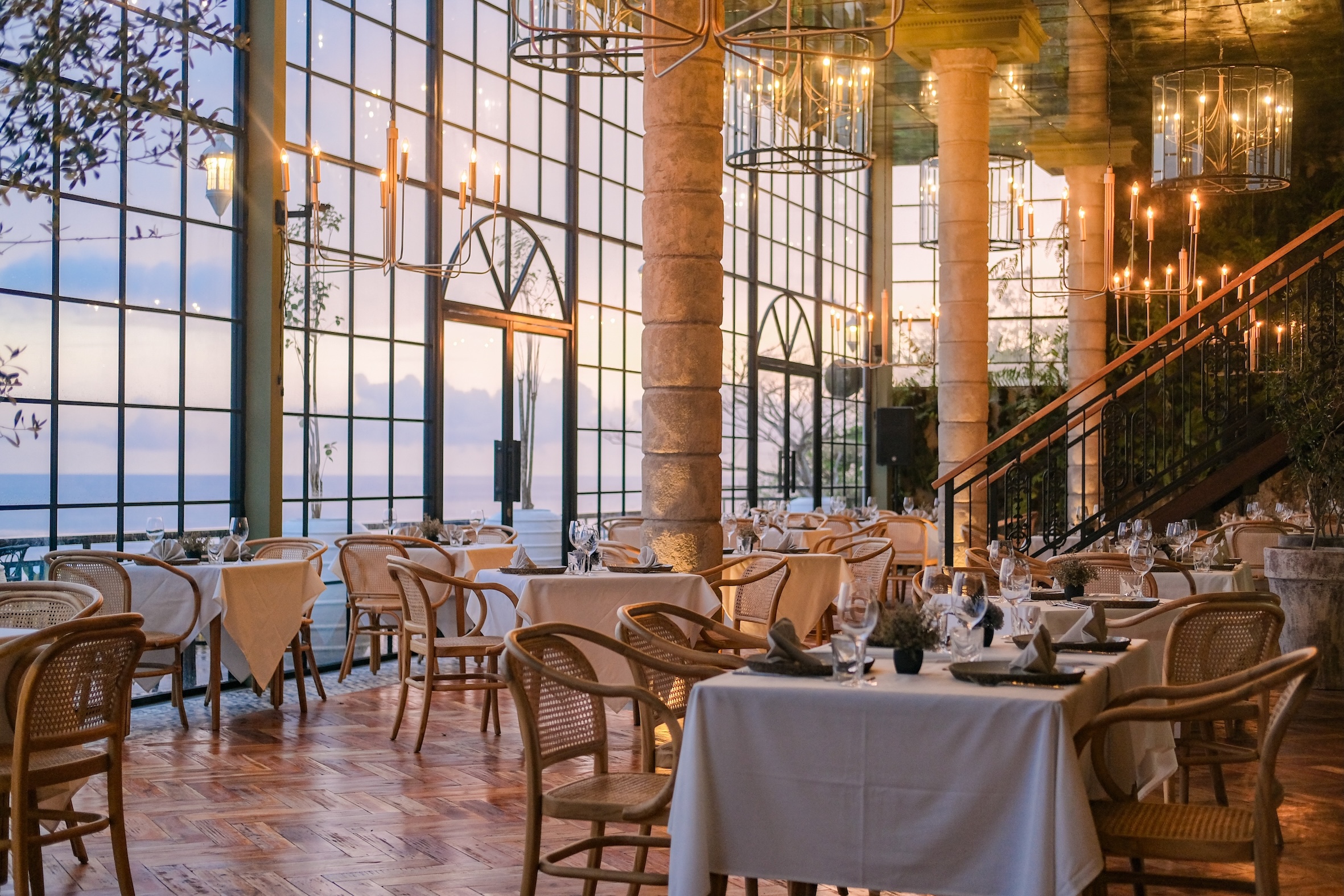 努沙杜瓦Canna Bali的悬崖餐厅